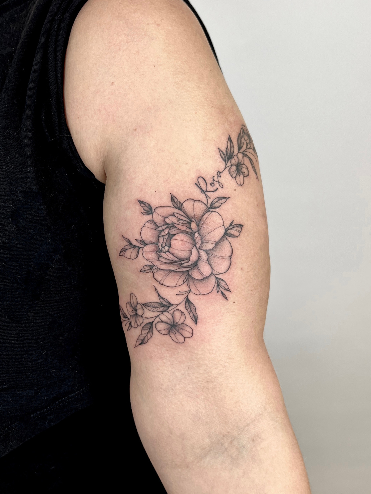 Narben Cover Up Blumen im Fineline Style auf Oberarm von susigrck in Leipzig