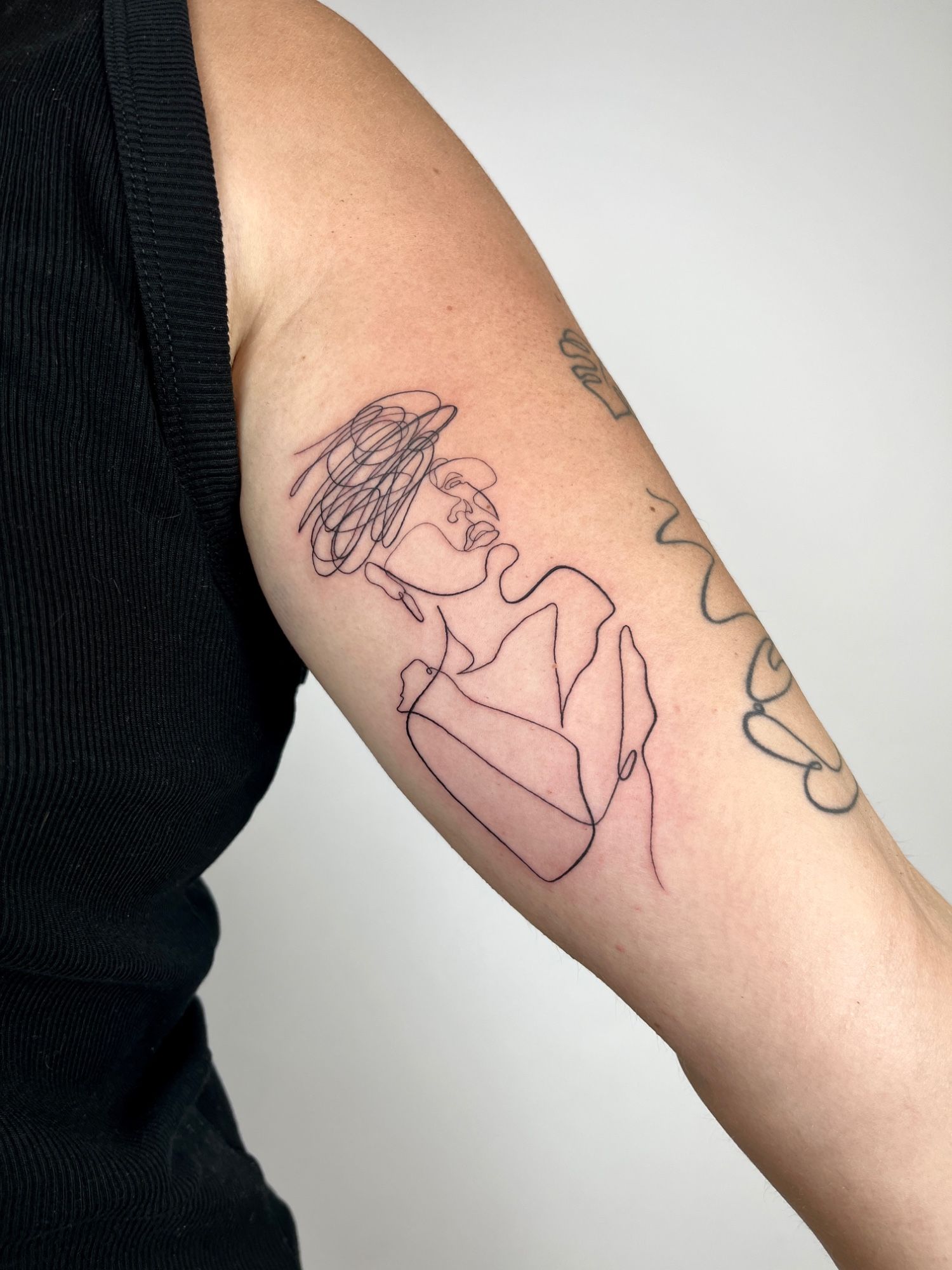 Oneline Singleline Frau Lady im Fineline Style auf Oberarm von susigrck in Leipzig