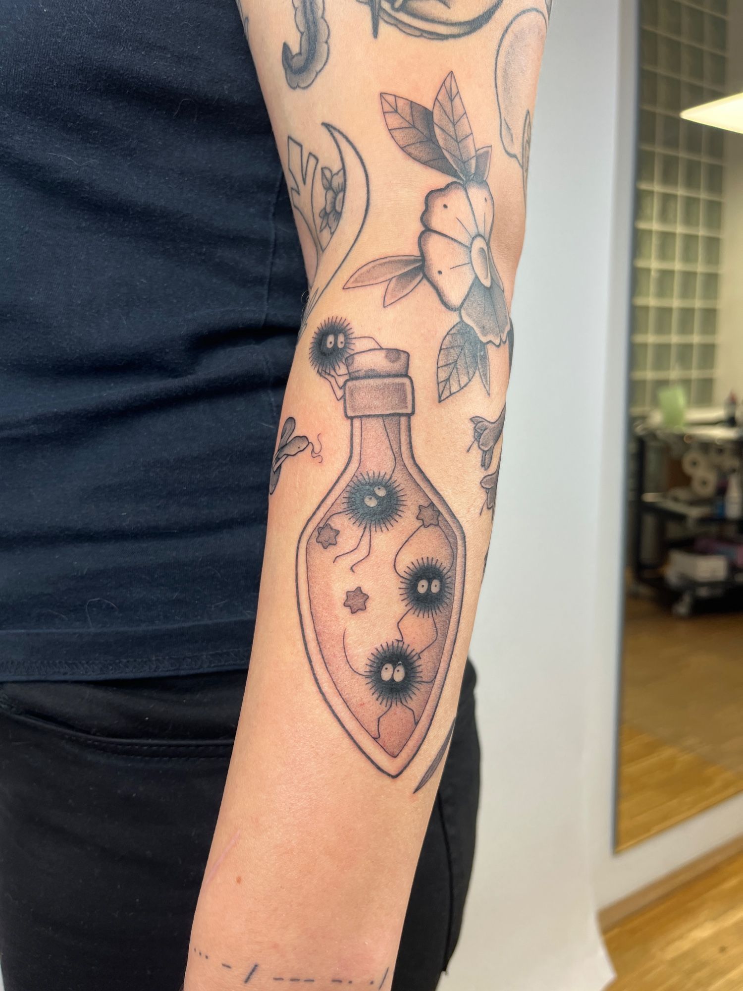 Rußmännchen Ghibli Flasche im Fineline Style auf Unterarm von susigrck in Leipzig