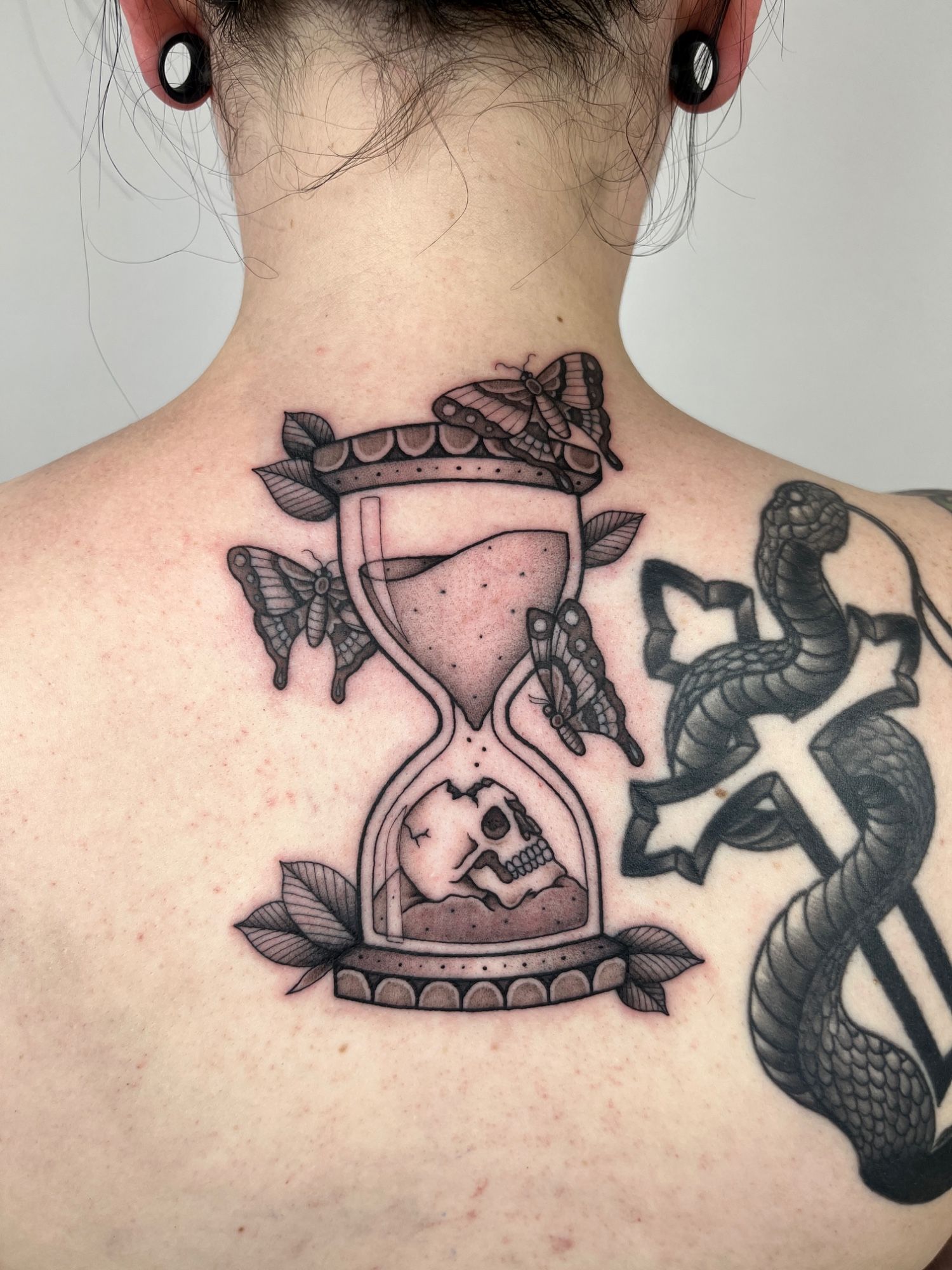 Sanduhr Schmetterling im Fineline Style auf Rücken von susigrck in Leipzig