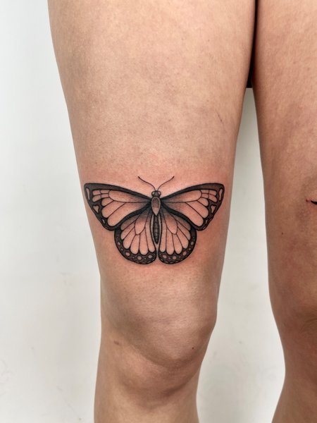 Schmetterling Oberschenkel in Fineline style on Thigh by Off Studio Leipzig