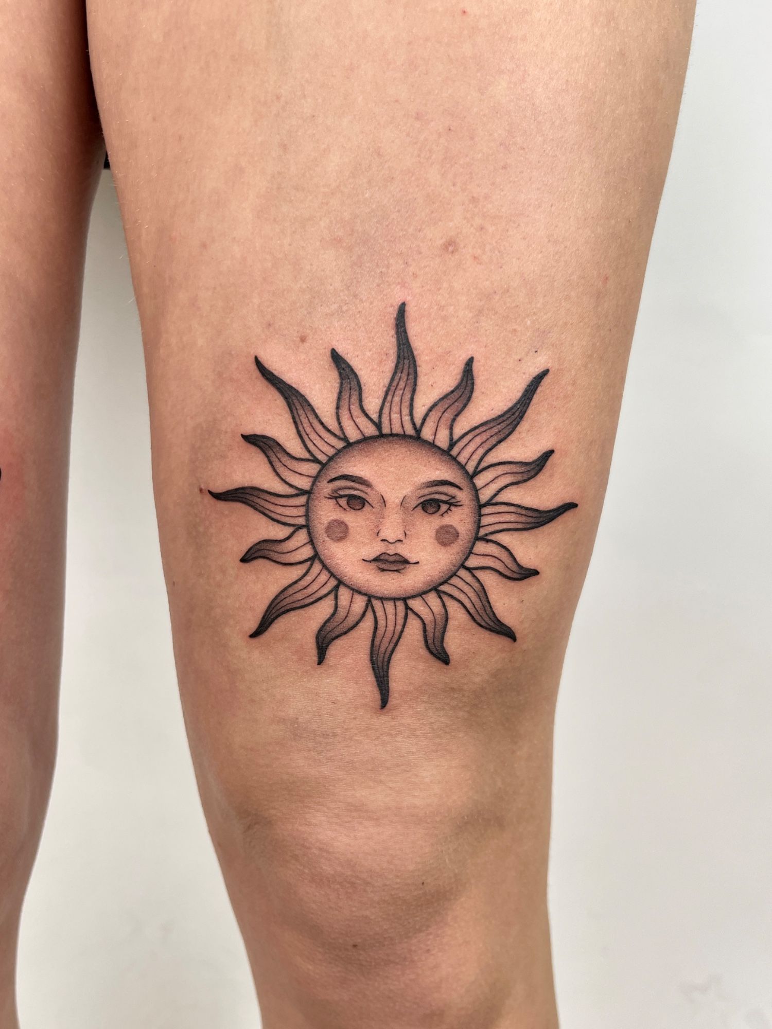 Sonne im Fineline Style auf Oberschenkel von susigrck in Leipzig
