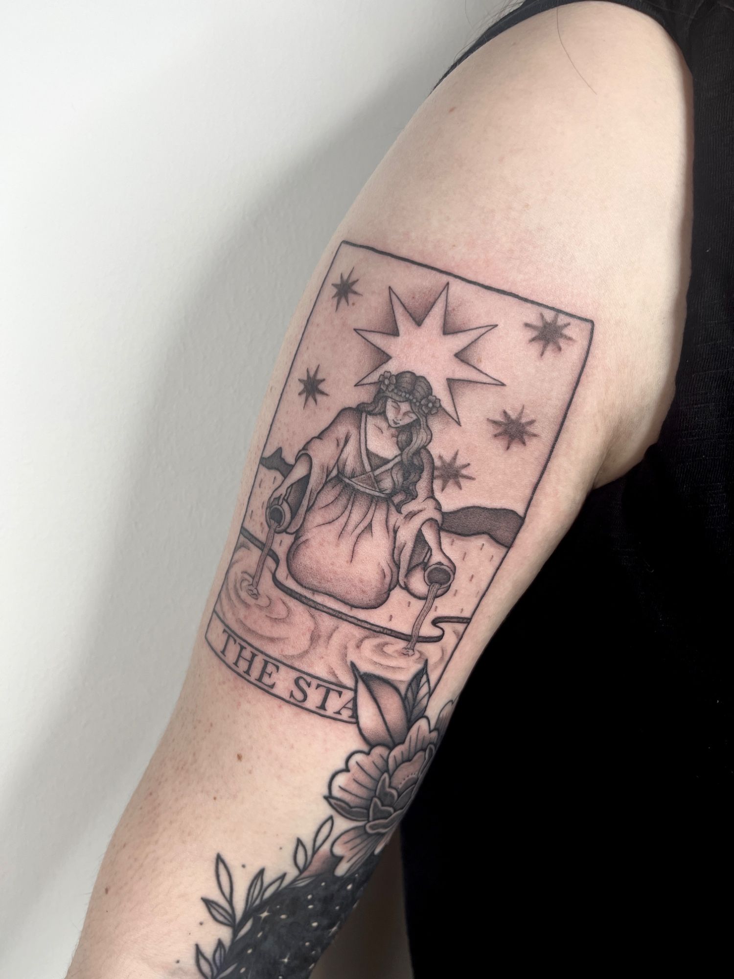 Tarot Karte Stern im Fineline Style auf Oberarm von susigrck in Leipzig
