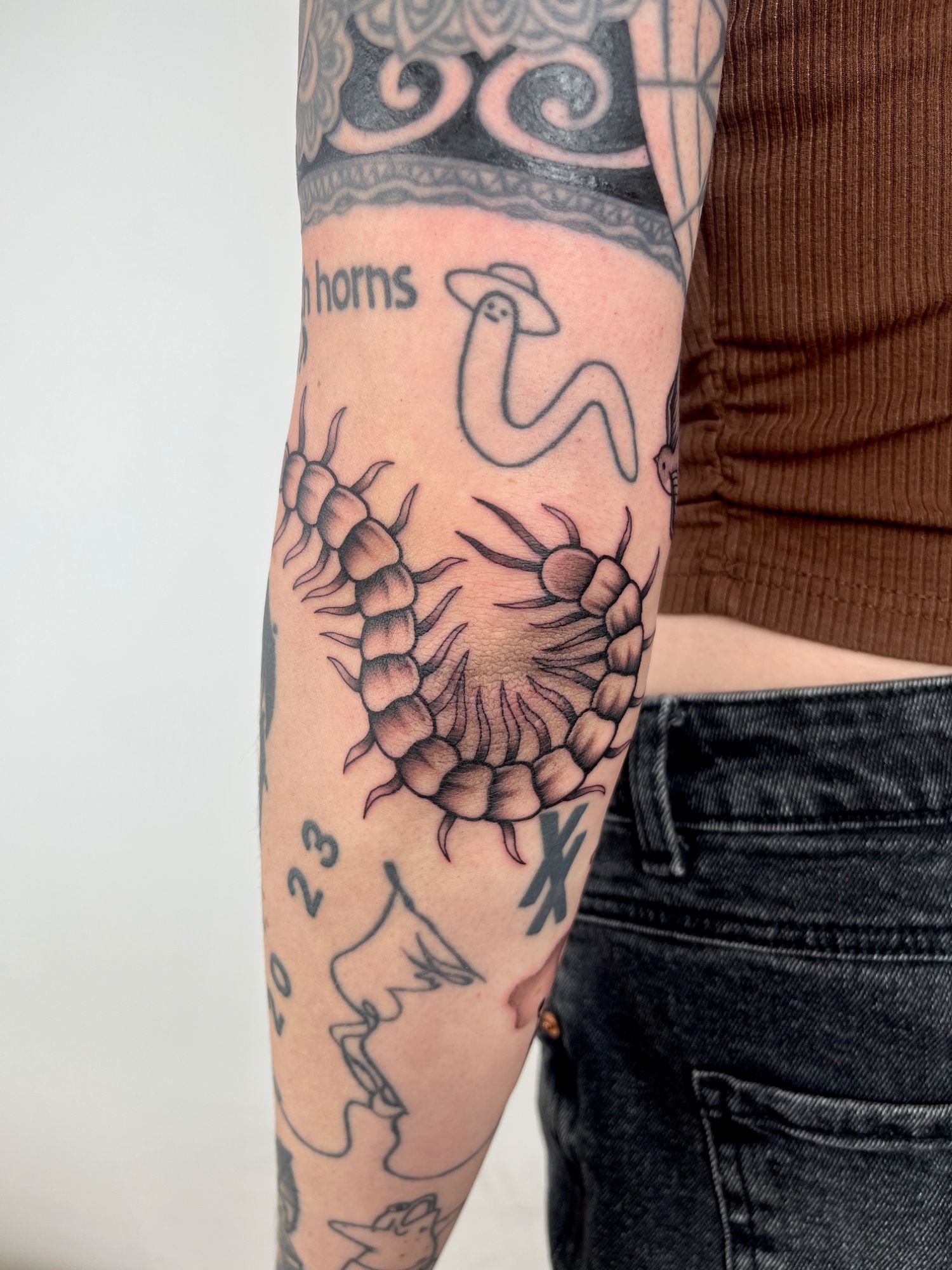 Tausendfüßler Ellenbogen im Fineline Style auf Unterarm von susigrck in Leipzig