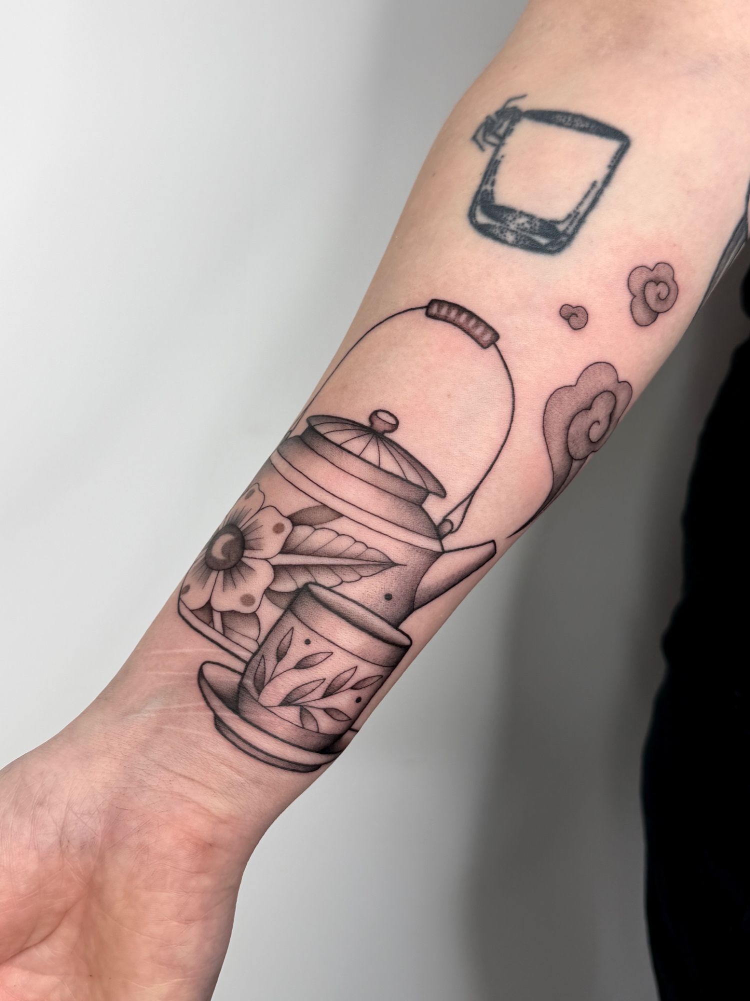 Tee Teekanne im Fineline Style auf Unterarm von susigrck in Leipzig