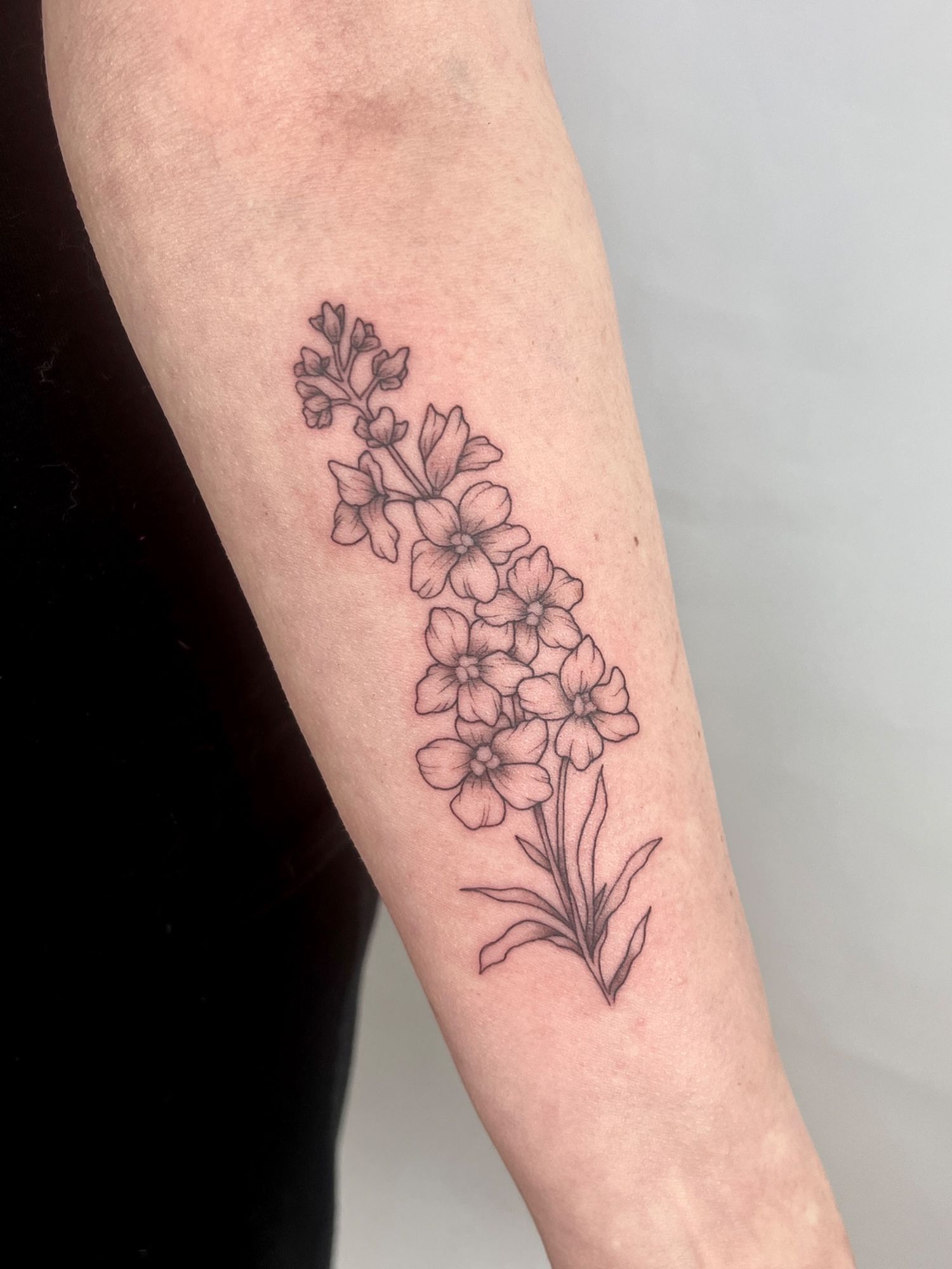 Blumen Blätter im Botanical, Floral Style auf Unterarm von susigrck in Leipzig