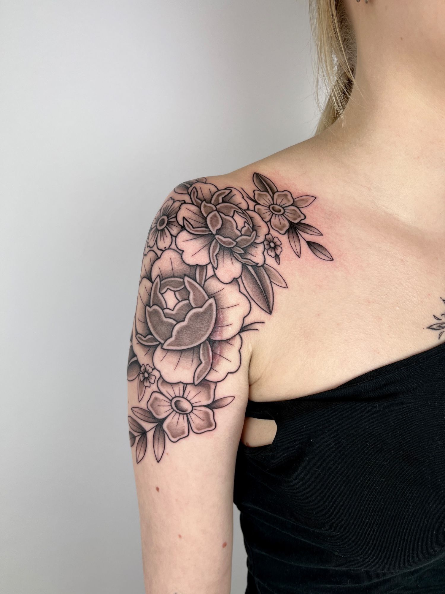 Blumen Rosen Pfingstrosen Oldschool im Botanical, Floral Style auf Schulterblatt von susigrck in Leipzig