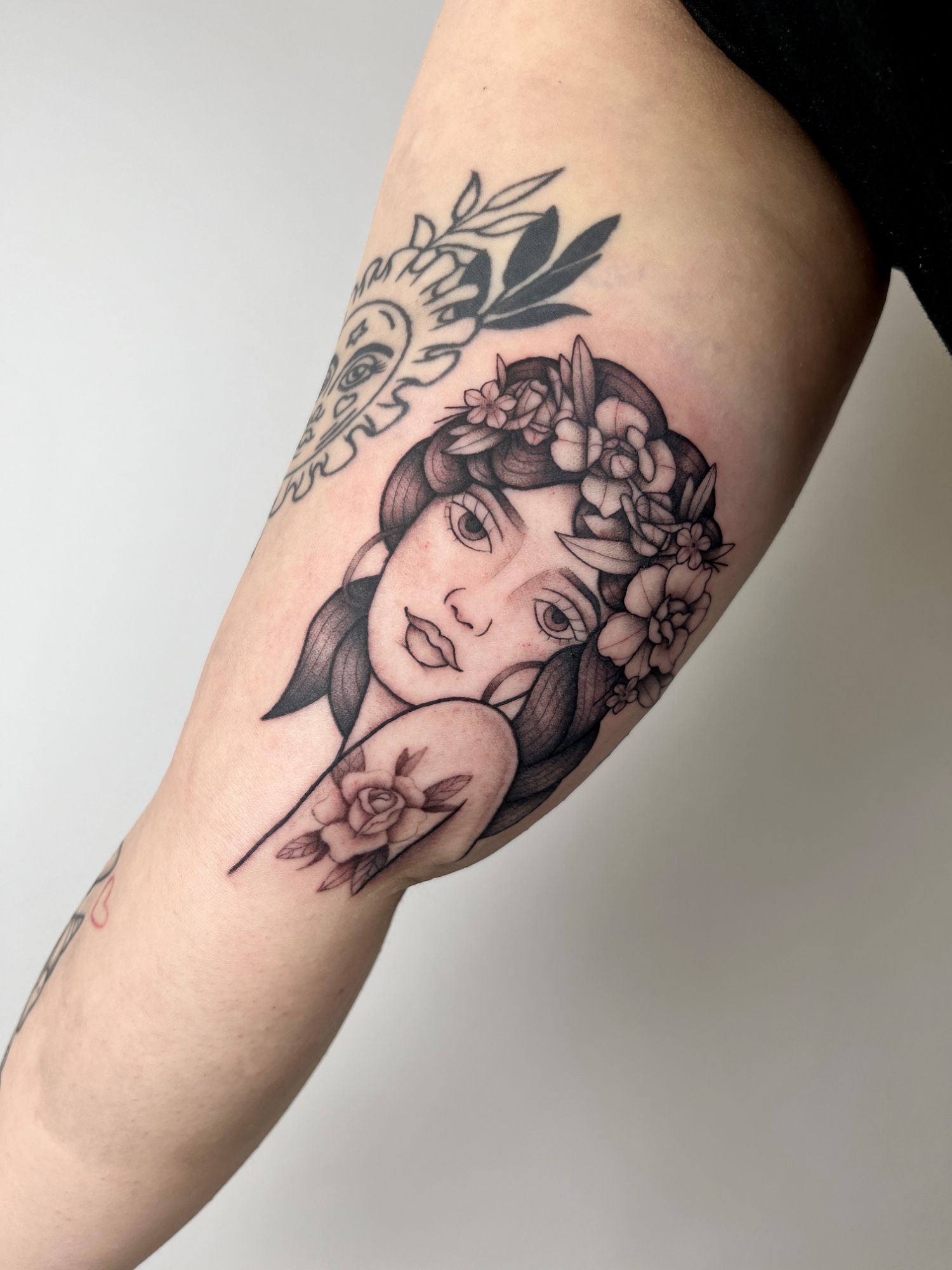Frau Lady Kopf Oldschool Blumen im Botanical, Floral Style auf Oberarm von susigrck in Leipzig