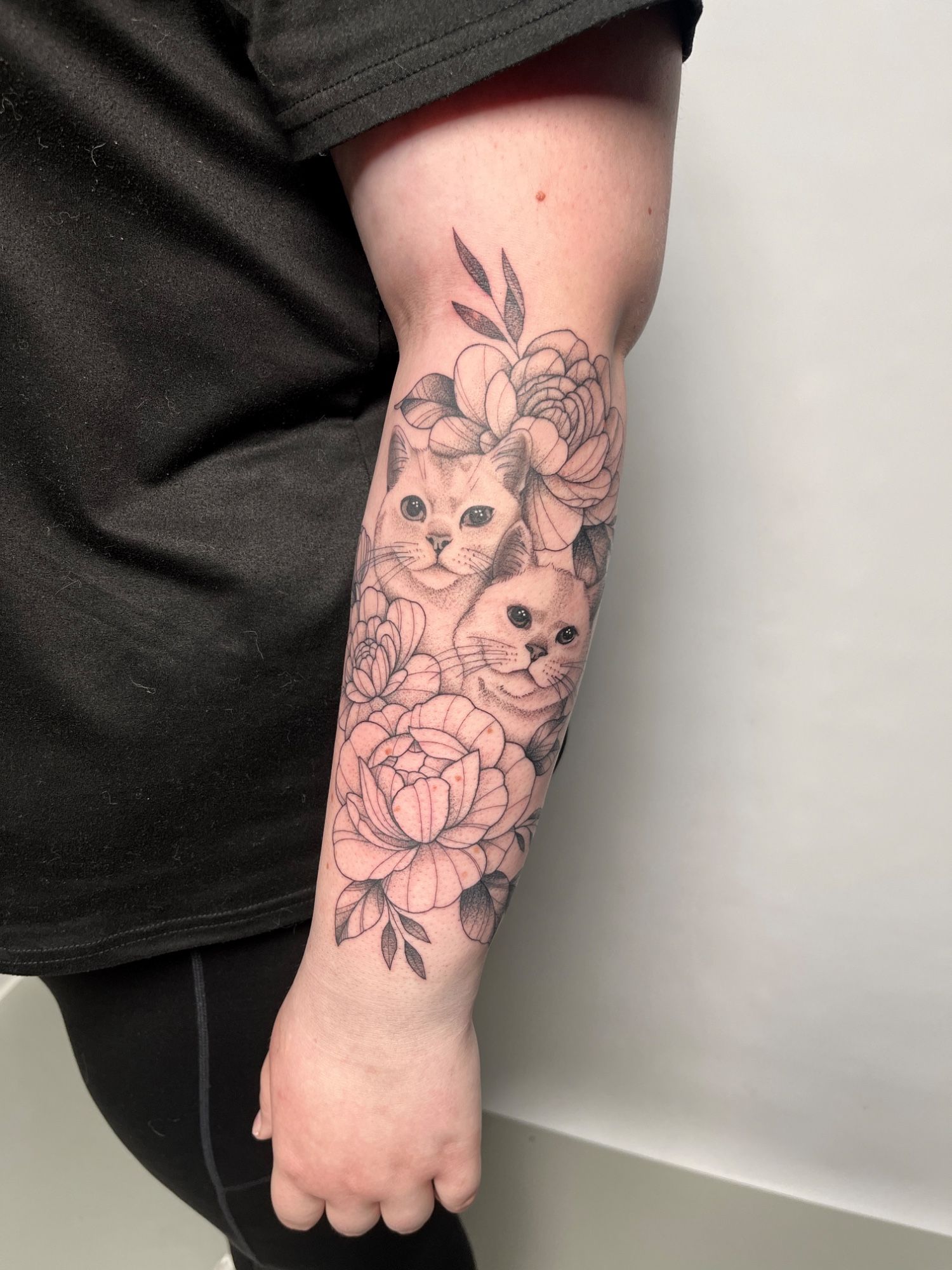 Katzen Blumen im Botanical, Floral Style auf Unterarm von susigrck in Leipzig