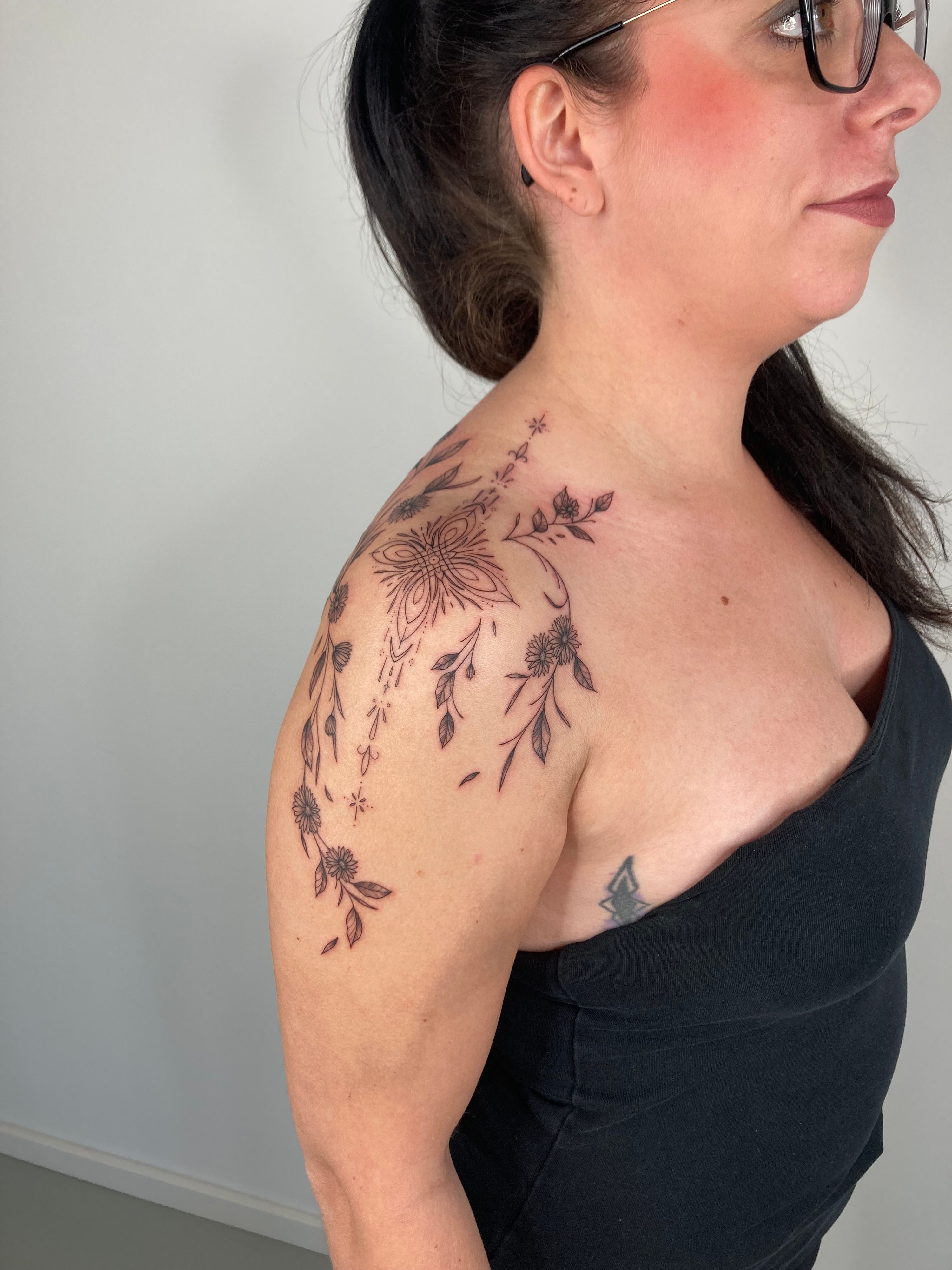 Mandala Ornament Blumen Blätter im Botanical, Floral Style auf Oberarm von susigrck in Leipzig