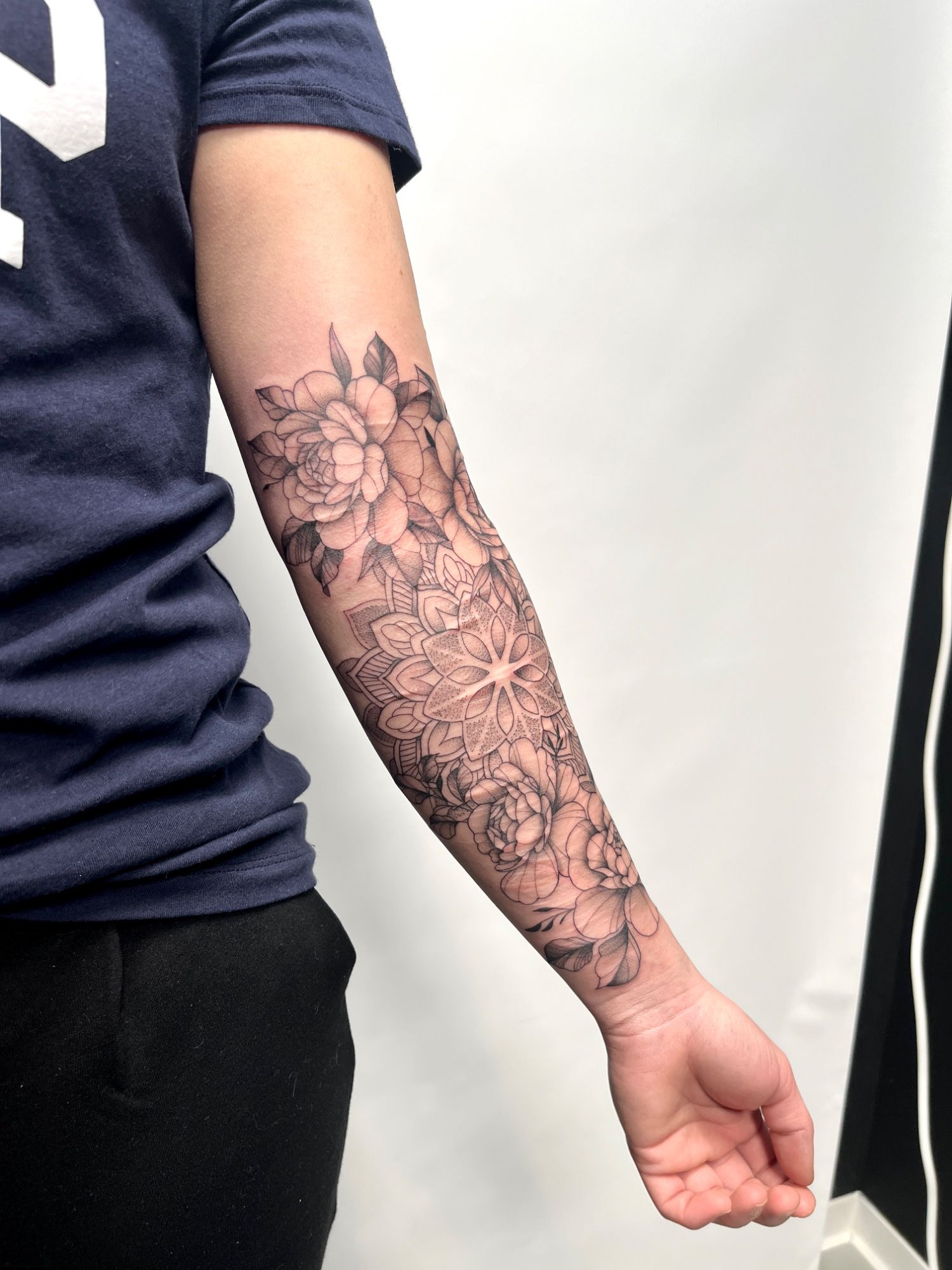 Narben Cover Up Blumen Mandala Pfingstrosen im Botanical, Floral Style auf Unterarm von susigrck in Leipzig