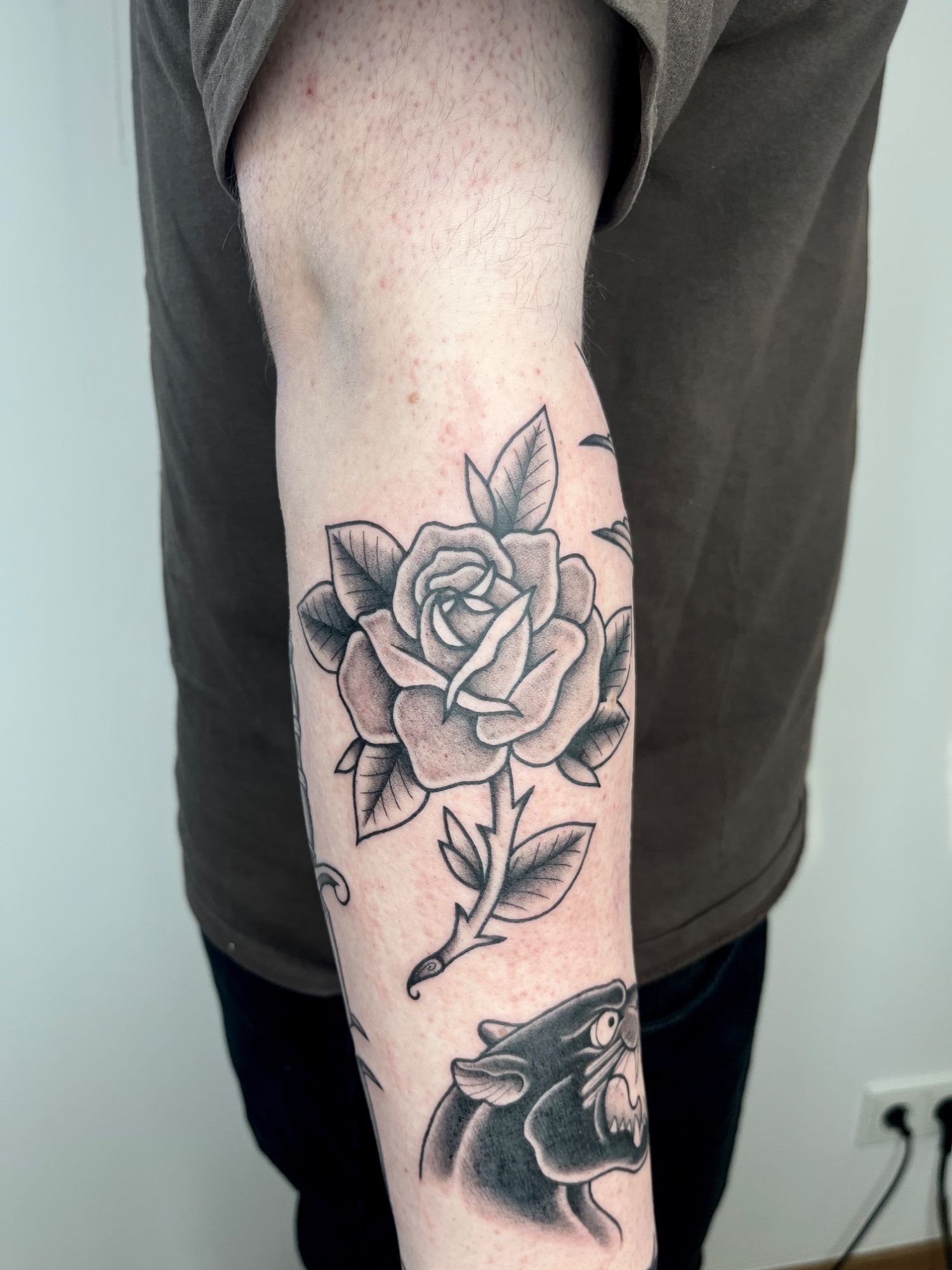 Traditional Rose im Botanical, Floral Style auf Unterarm von susigrck in Leipzig