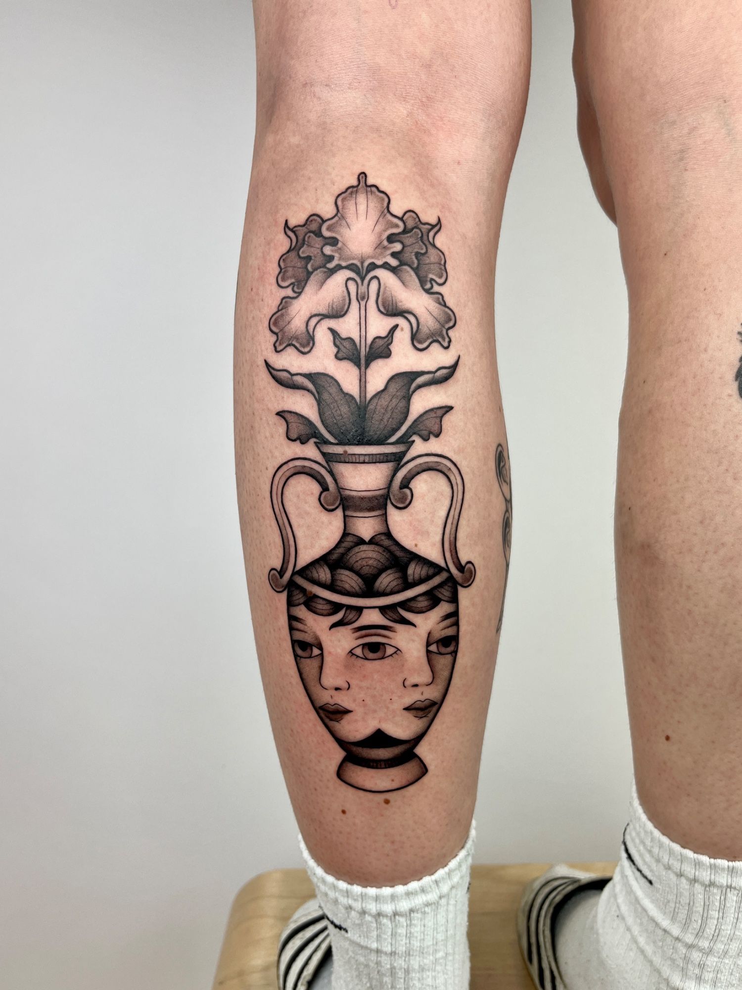 Wachse Blumen Frau im Botanical, Floral Style auf Wade von susigrck in Leipzig