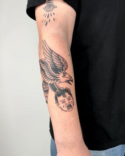Adler Crybaby im Illustrative Style auf Unterarm von Off Studio Leipzig in