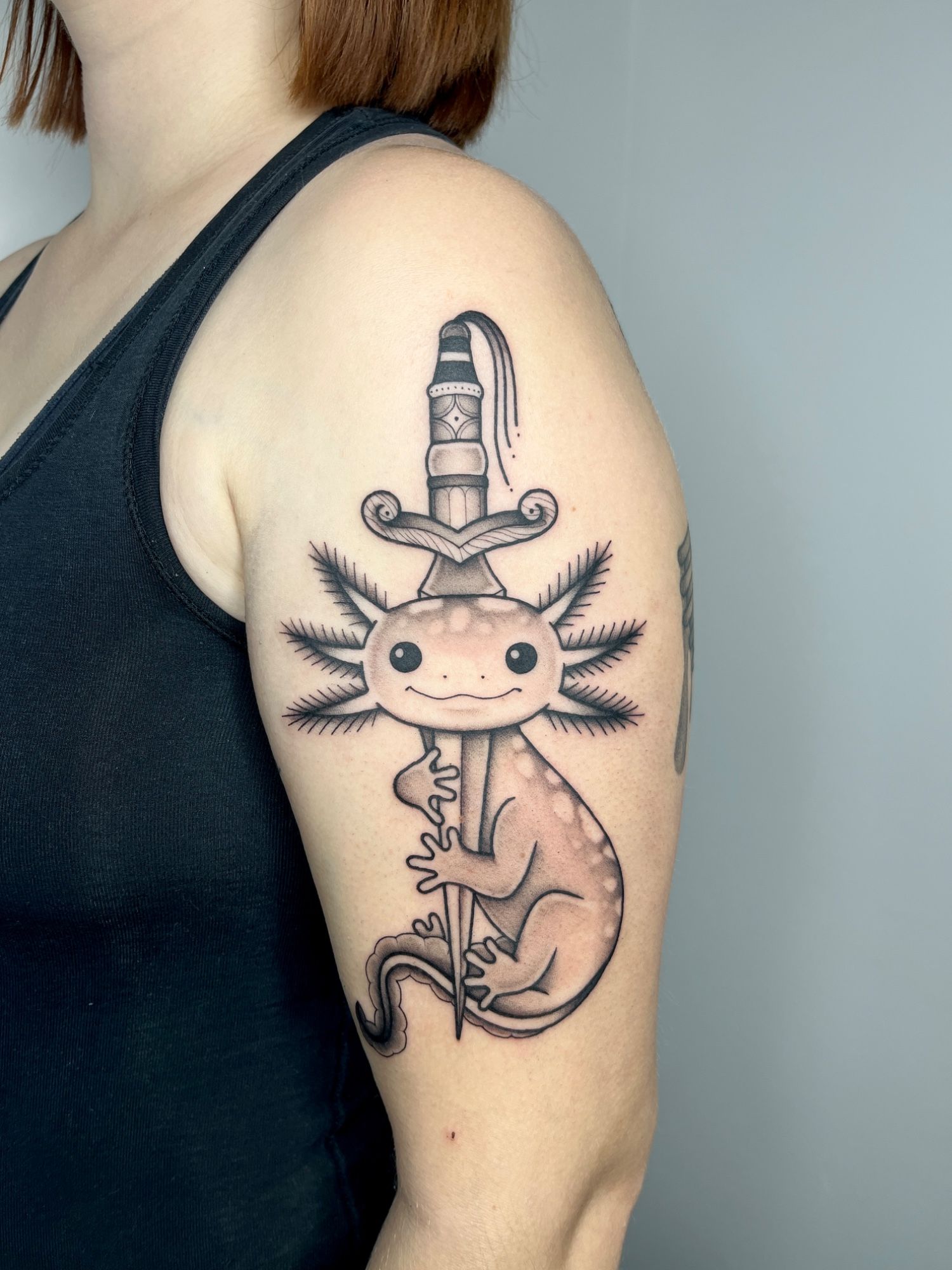 Axolotl Tier Dolch im Illustrative Style auf Oberarm von susigrck in Leipzig