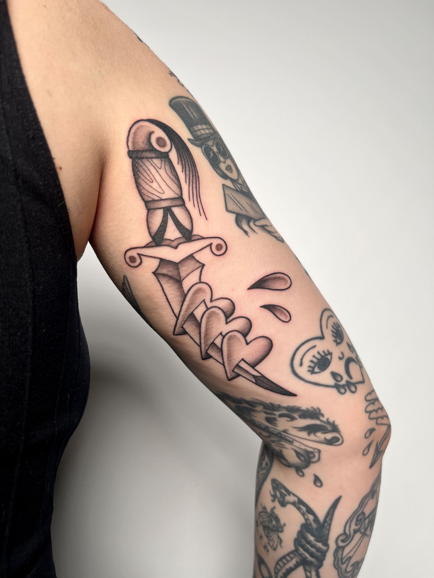 Dolch Schwert Herz im Illustrative Style auf Oberarm von susigrck in Leipzig