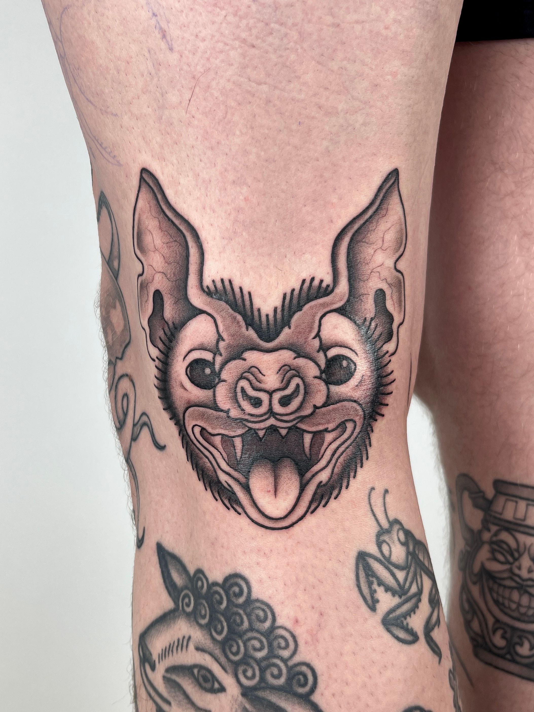 Fledermaus Kniekehle im Illustrative Style auf Knie / von susigrck in Leipzig