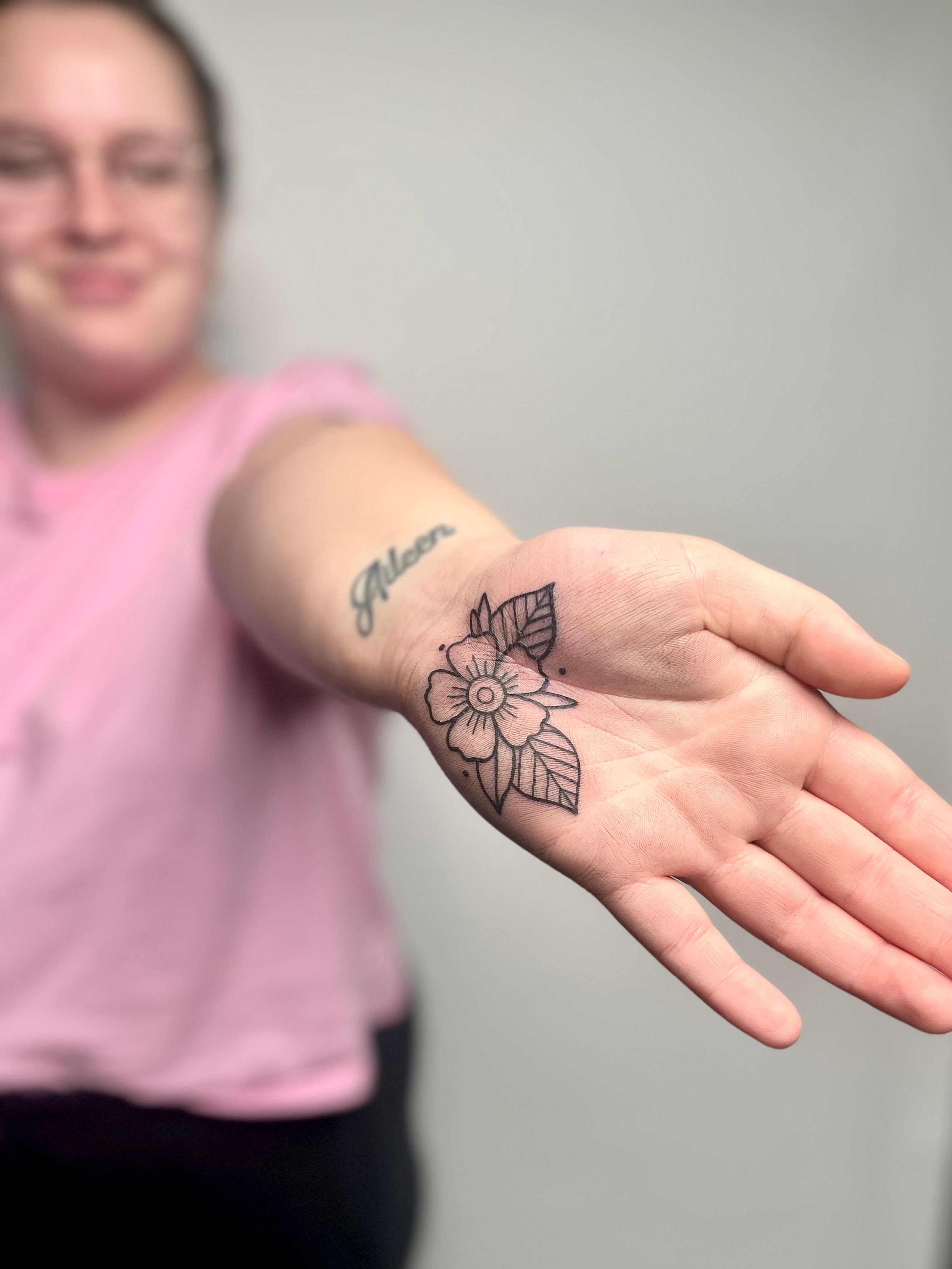 Handinnenfläche Blume Hand im Illustrative Style auf von susigrck in Leipzig