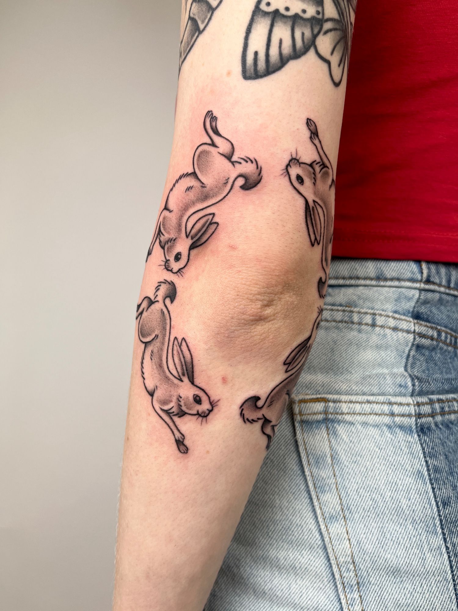 Hase Hasen Ellenbogen im Illustrative Style auf Unterarm von susigrck in Leipzig