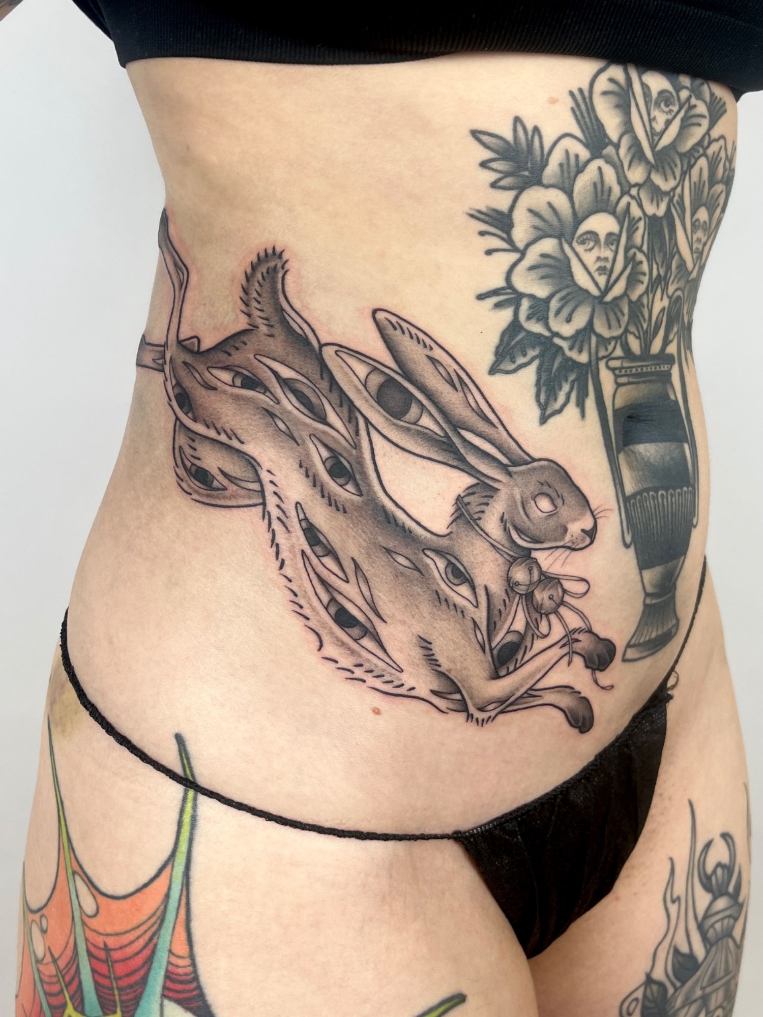 Hase im Illustrative Style auf Bauch von susigrck in Leipzig