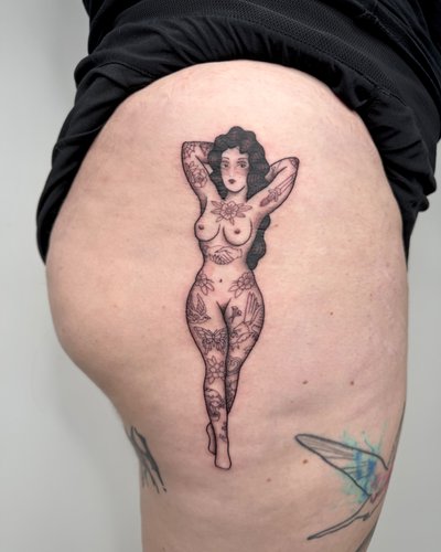 Lady Frau Oldschool tätowiert im Illustrative Style auf Oberschenkel von Off Studio Leipzig in