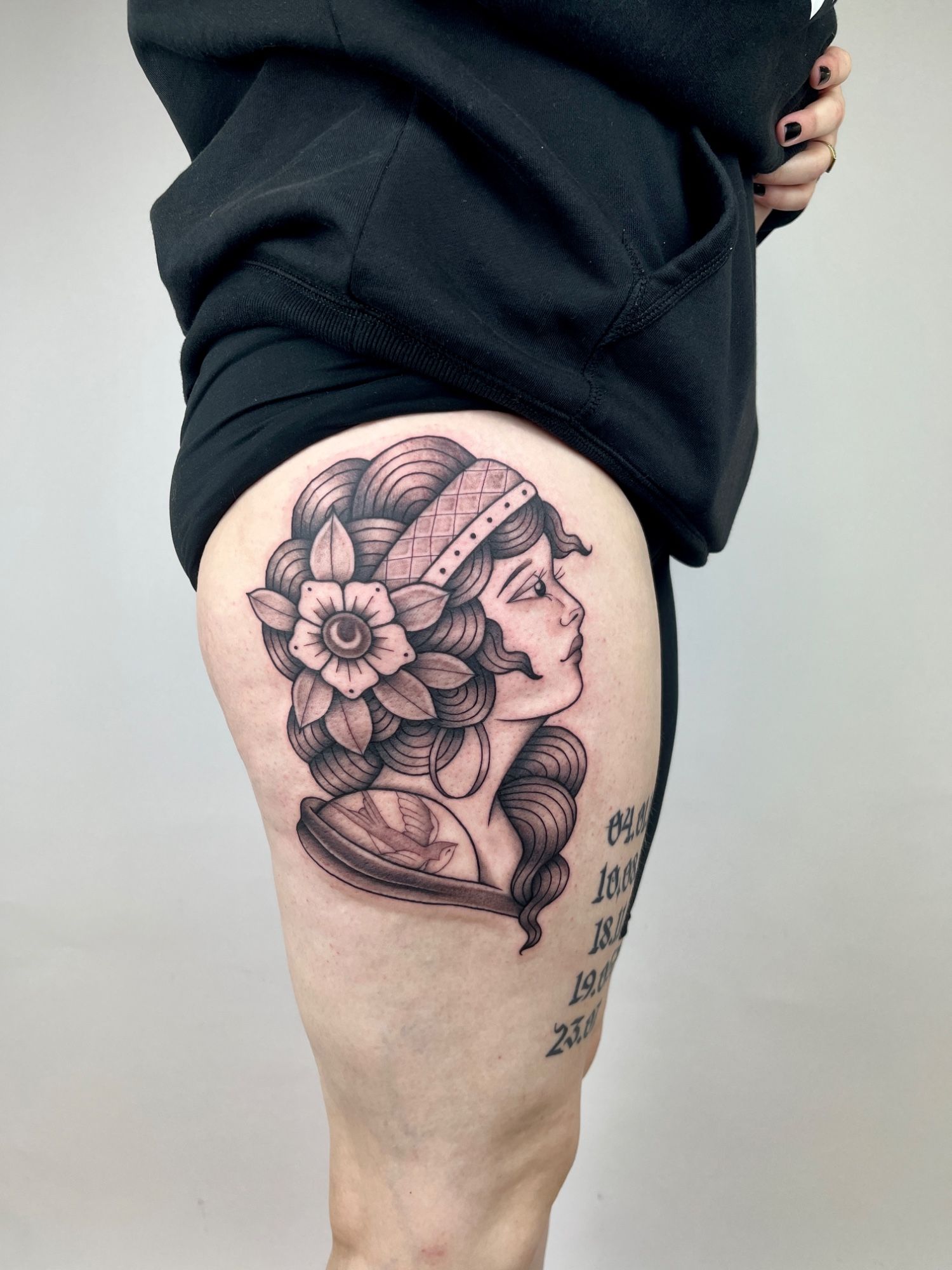 Oldschool Traditional Frau im Illustrative Style auf Oberschenkel von susigrck in Leipzig