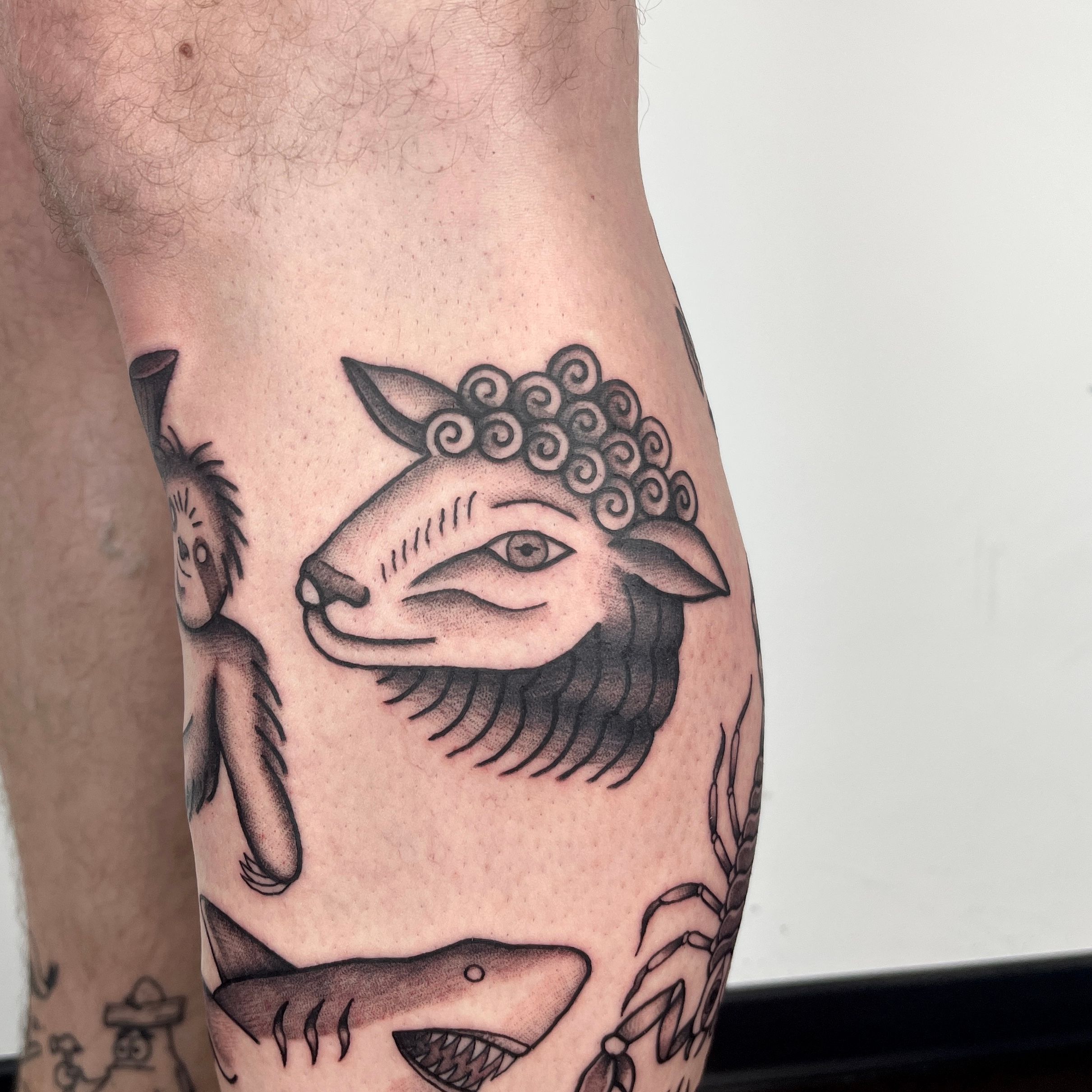 Schaf Oldschool im Illustrative Style auf Bein von susigrck in Leipzig