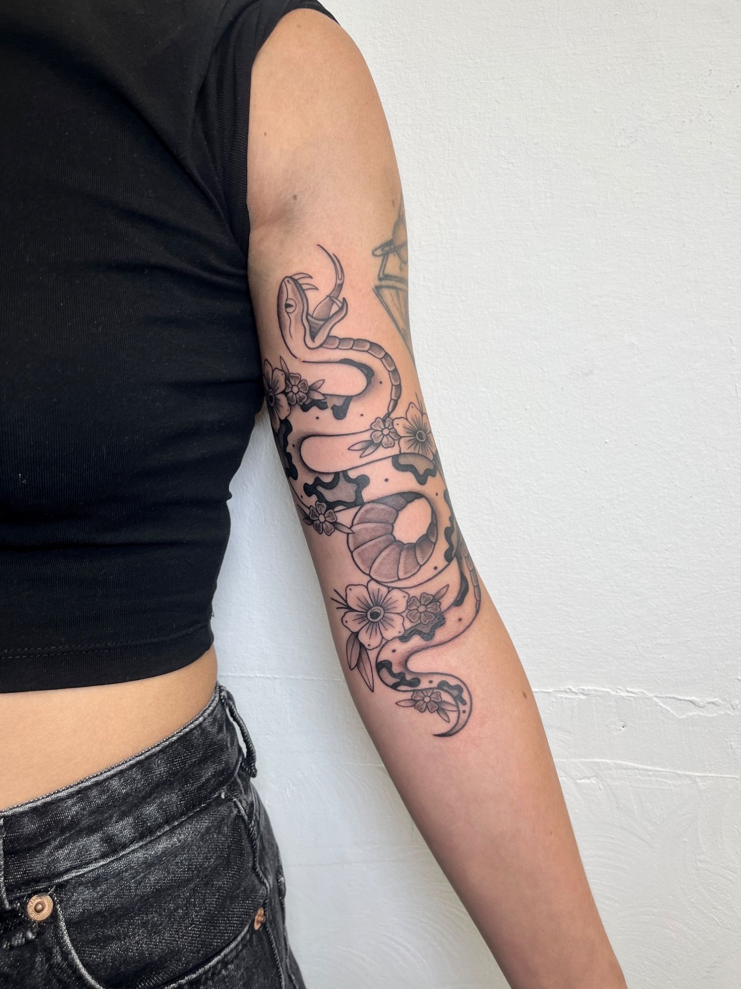 Schlange Oldschool Blumen im Illustrative Style auf Oberarm von susigrck in Leipzig