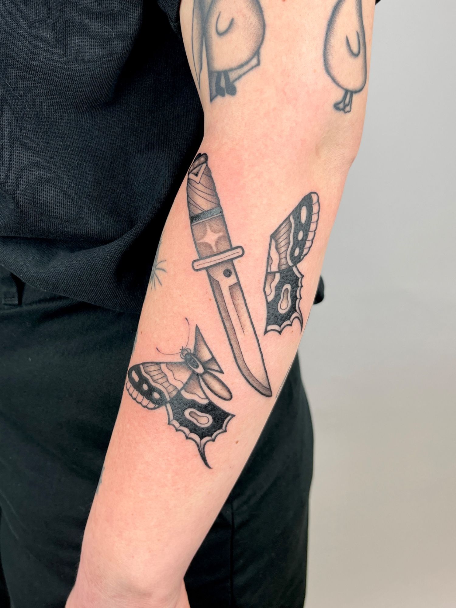 Schmetterling Dolch im Illustrative Style auf Unterarm von susigrck in Leipzig