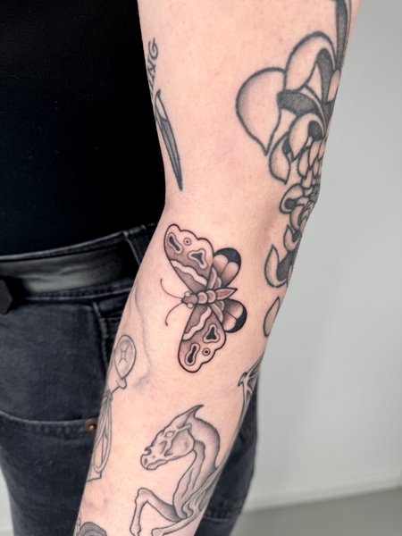 Schmetterling in Illustrative style on Forearm by Off Studio Leipzig