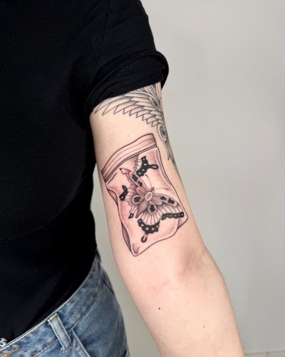 Schmetterling Tüte im Illustrative Style auf Oberarm von Off Studio Leipzig in