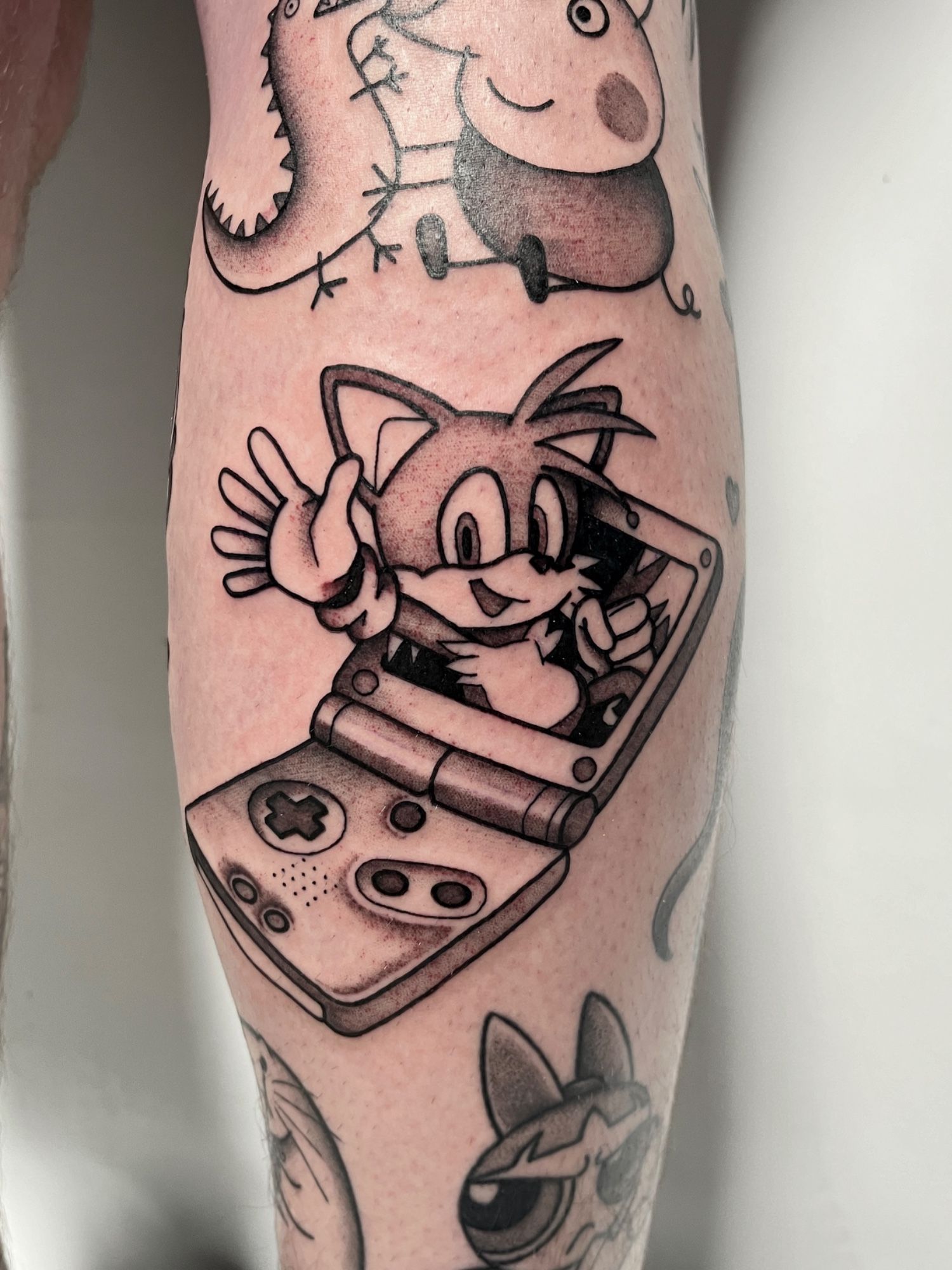 Sonic Tails Gameboy im Illustrative Style auf Bein von susigrck in Leipzig