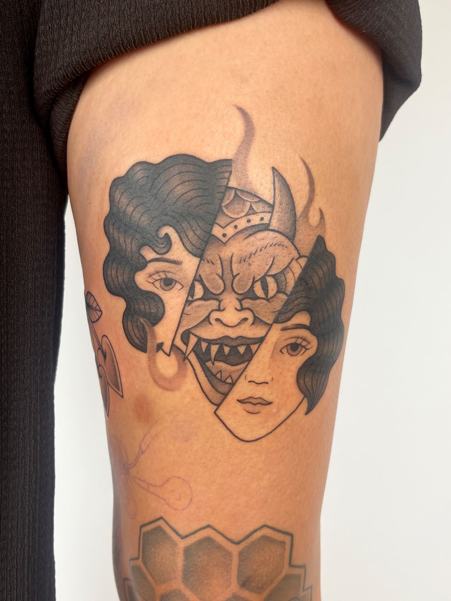 Teufel Frau Kopf Flammen im Illustrative Style auf Oberschenkel von susigrck in Leipzig