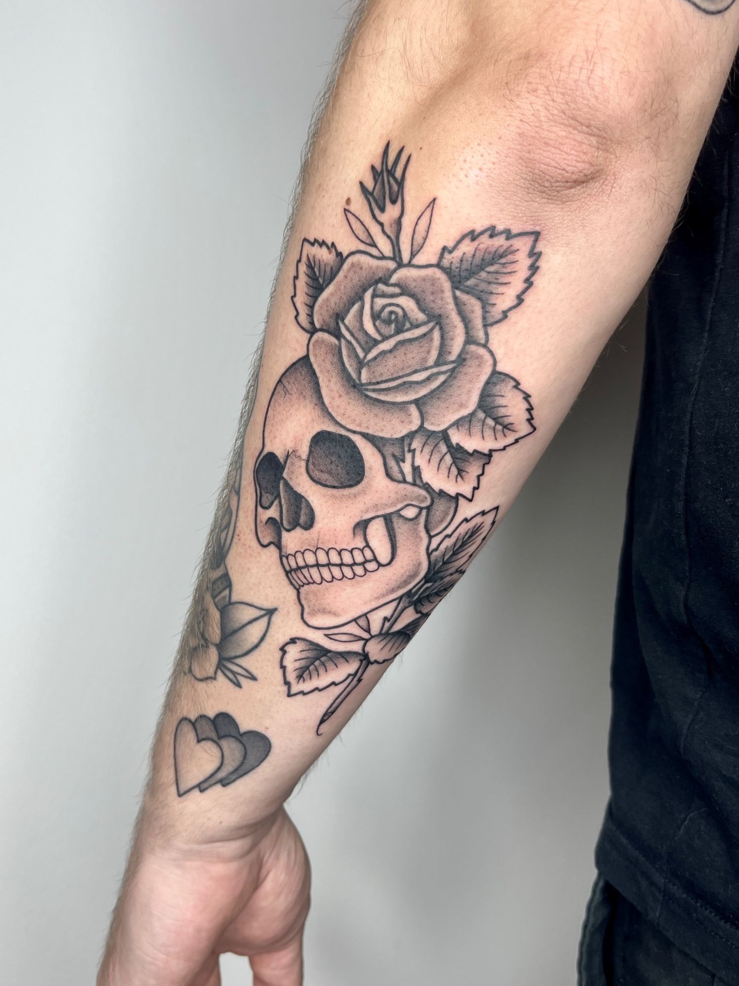 Totenkopf Rose Blume im Illustrative Style auf Unterarm von susigrck in Leipzig