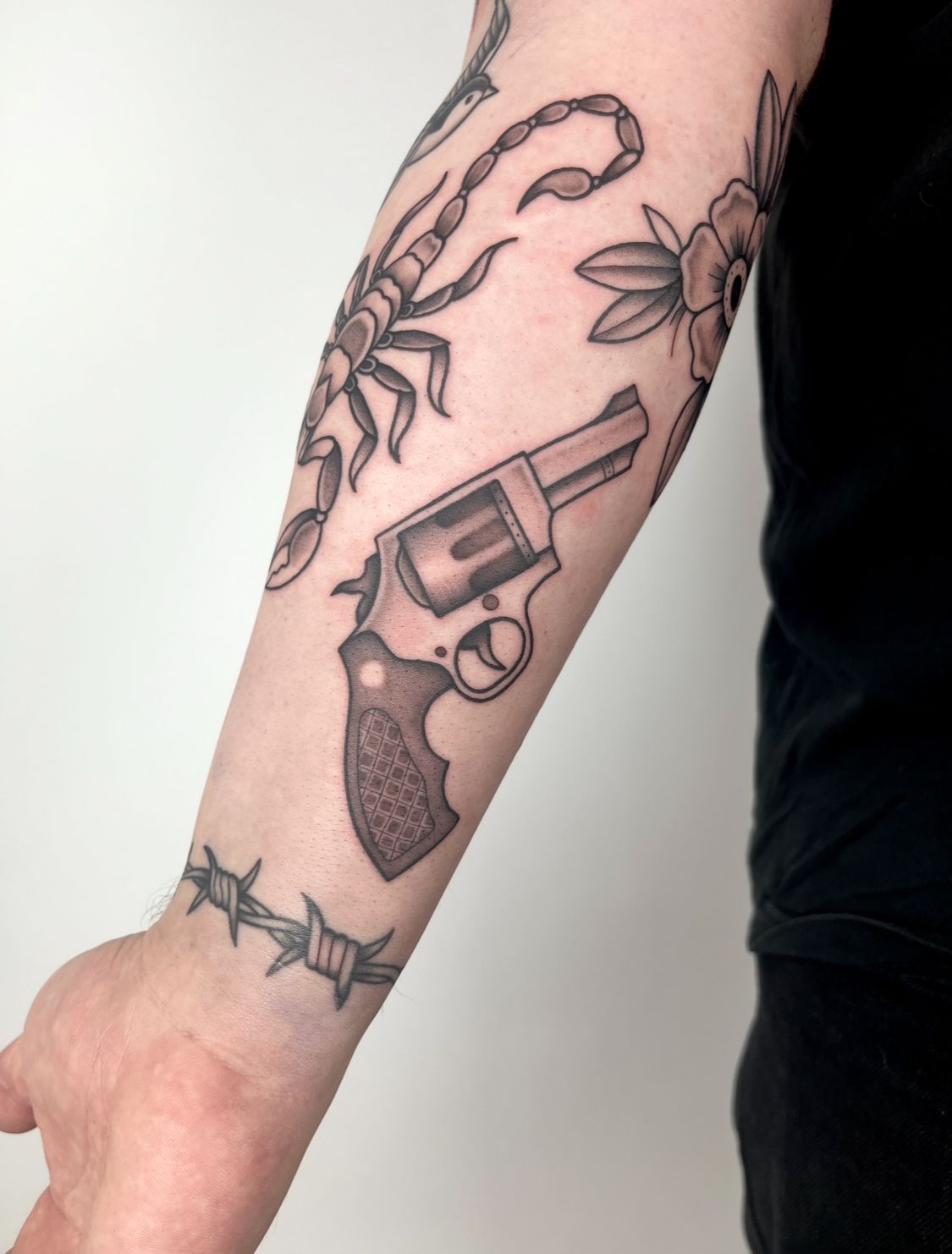 Waffe Pistole im Illustrative Style auf Unterarm von susigrck in Leipzig