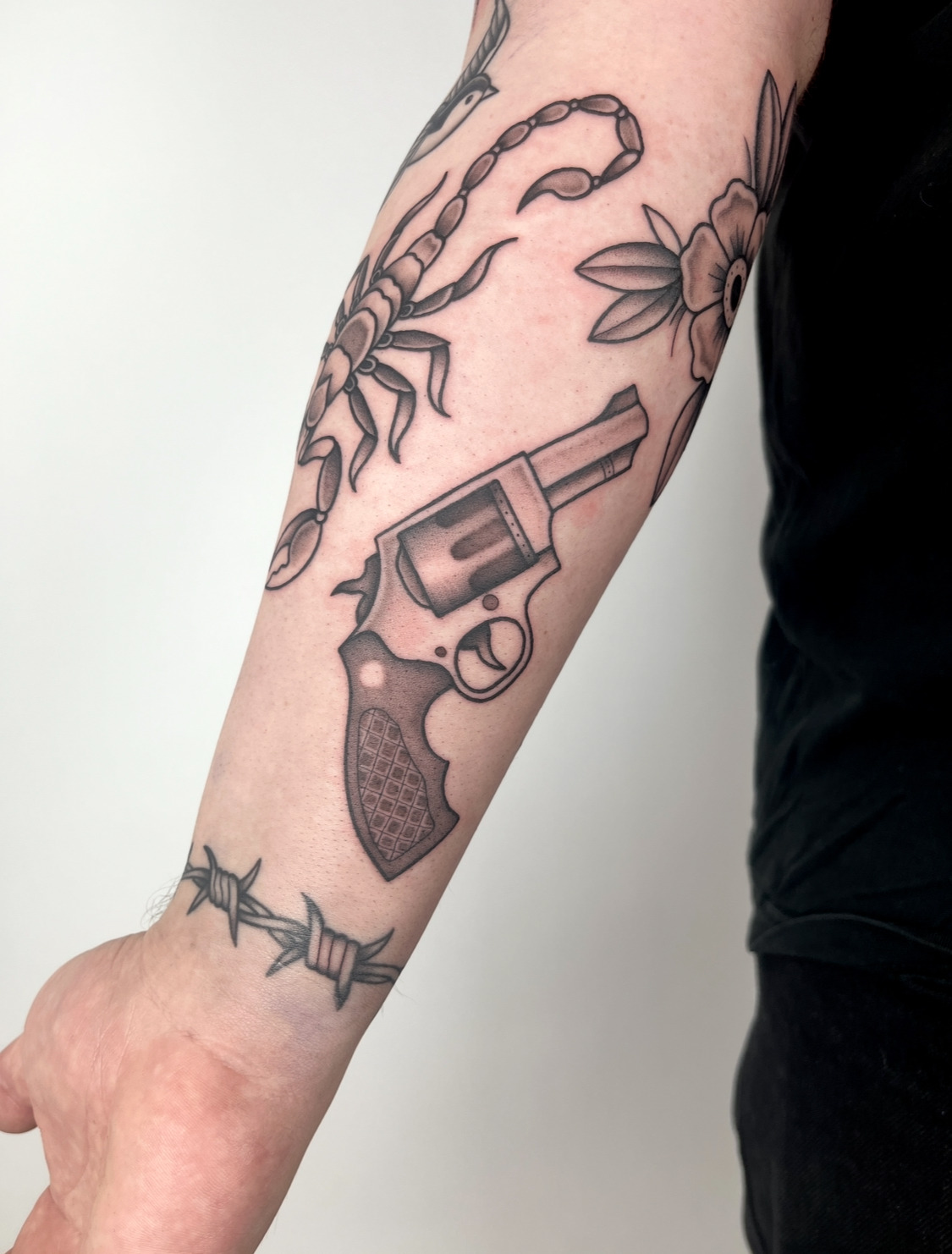 Waffe Pistole im Illustrative Style auf Unterarm von susigrck in Leipzig
