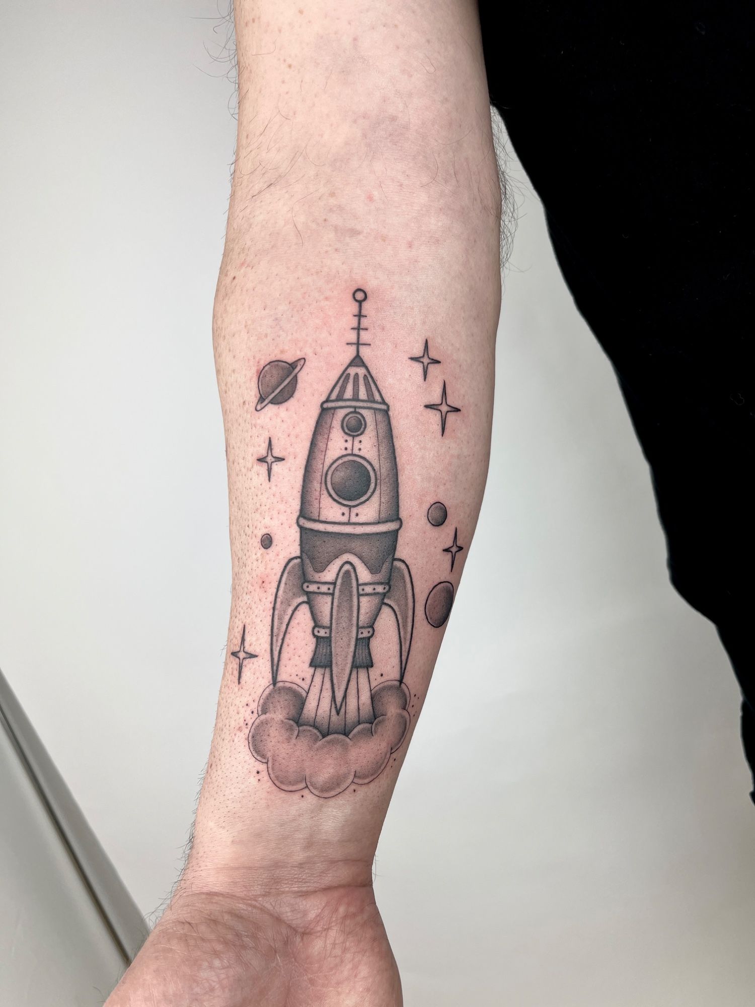 Weltraum Rakete im Illustrative Style auf Unterarm von susigrck in Leipzig