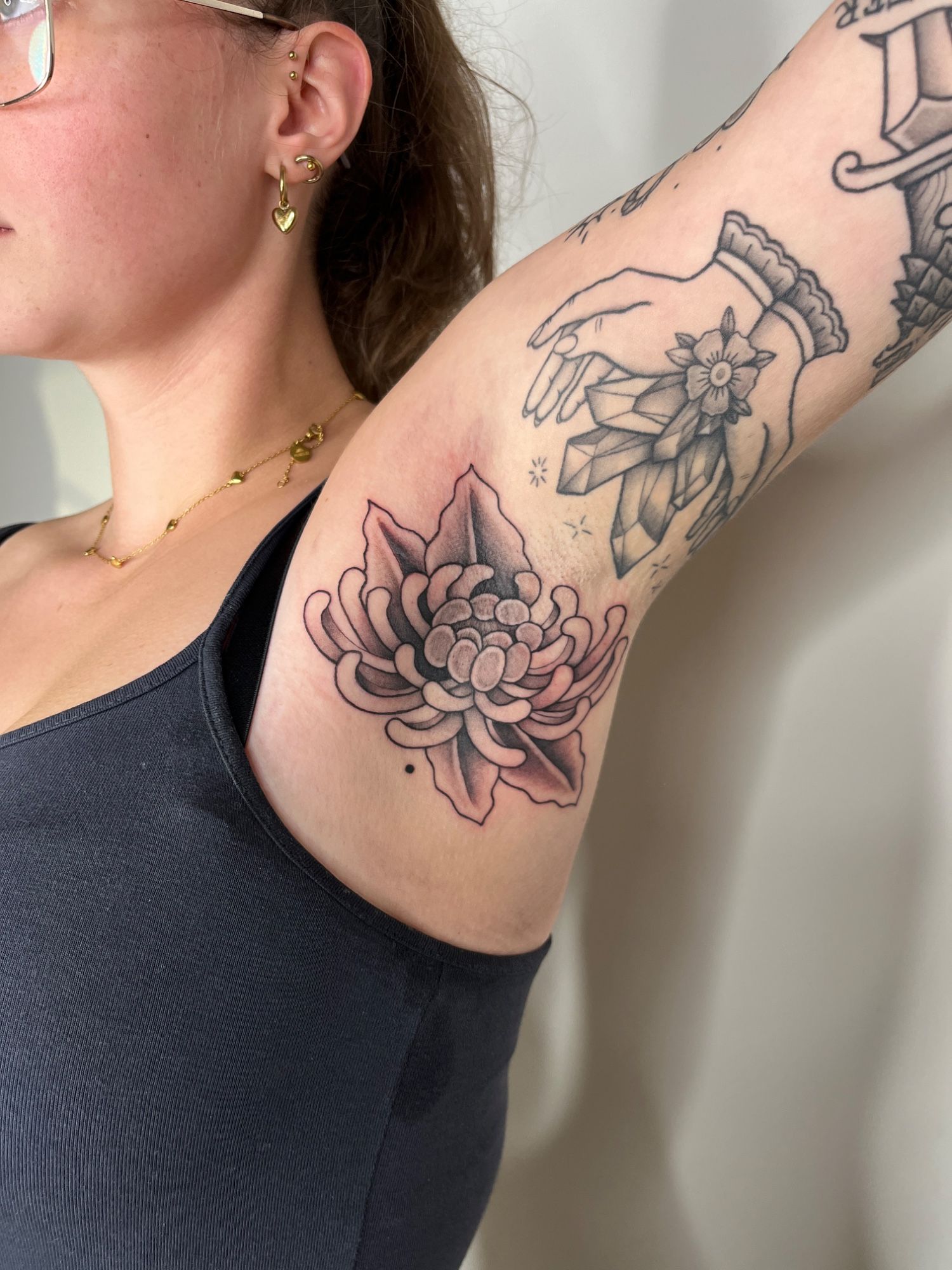 Achsel Blume Chrysantheme im Oldschool, Traditional Style auf Andere / nicht sicher von susigrck in Leipzig