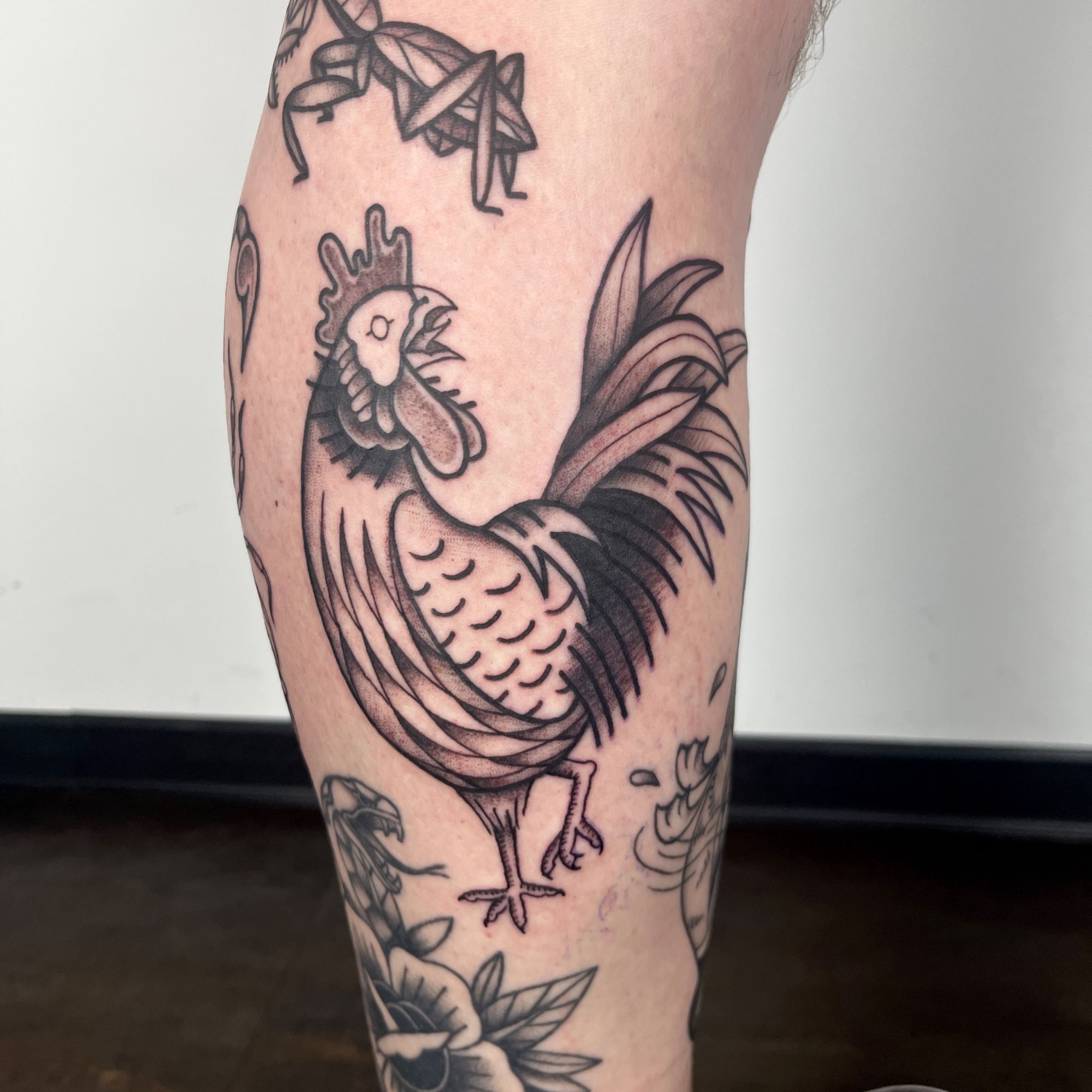 Hahn im Oldschool, Traditional Style auf Bein von susigrck in Leipzig