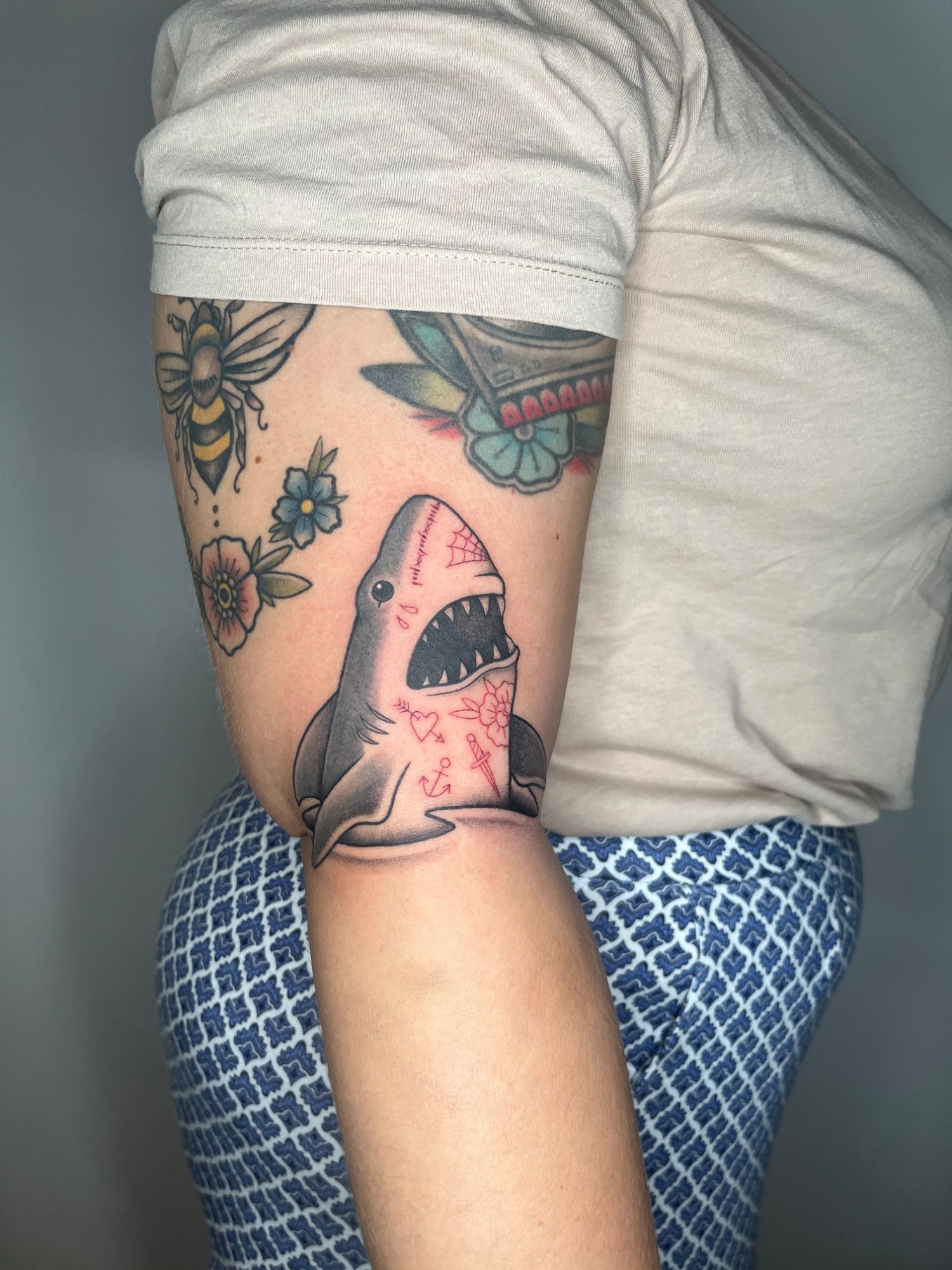 Hai Bunt im Oldschool, Traditional Style auf Oberarm von susigrck in Leipzig