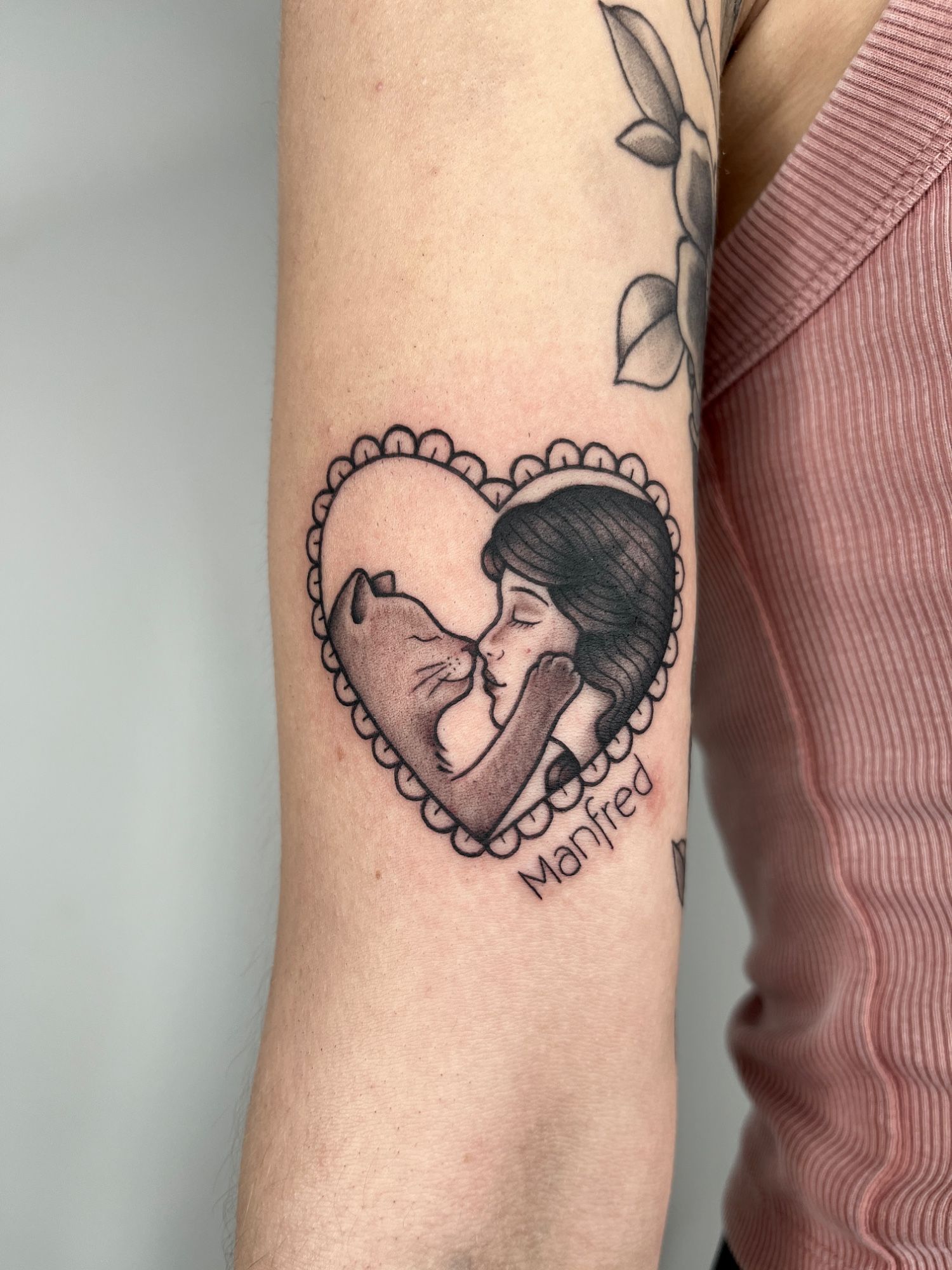 Katze Liebe Herz im Oldschool, Traditional Style auf Oberarm von susigrck in Leipzig