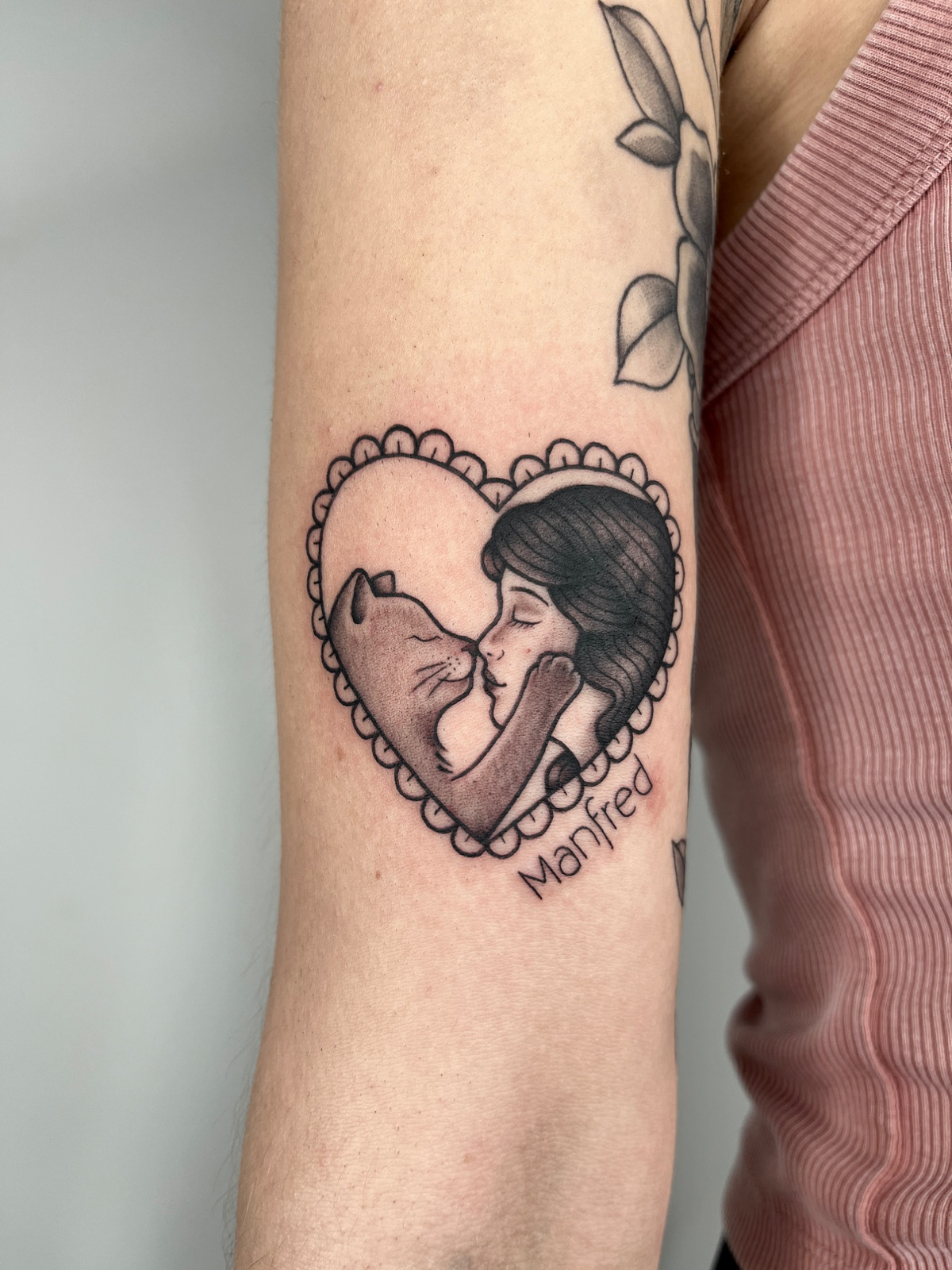 Katze Liebe Herz im Oldschool, Traditional Style auf Oberarm von susigrck in Leipzig