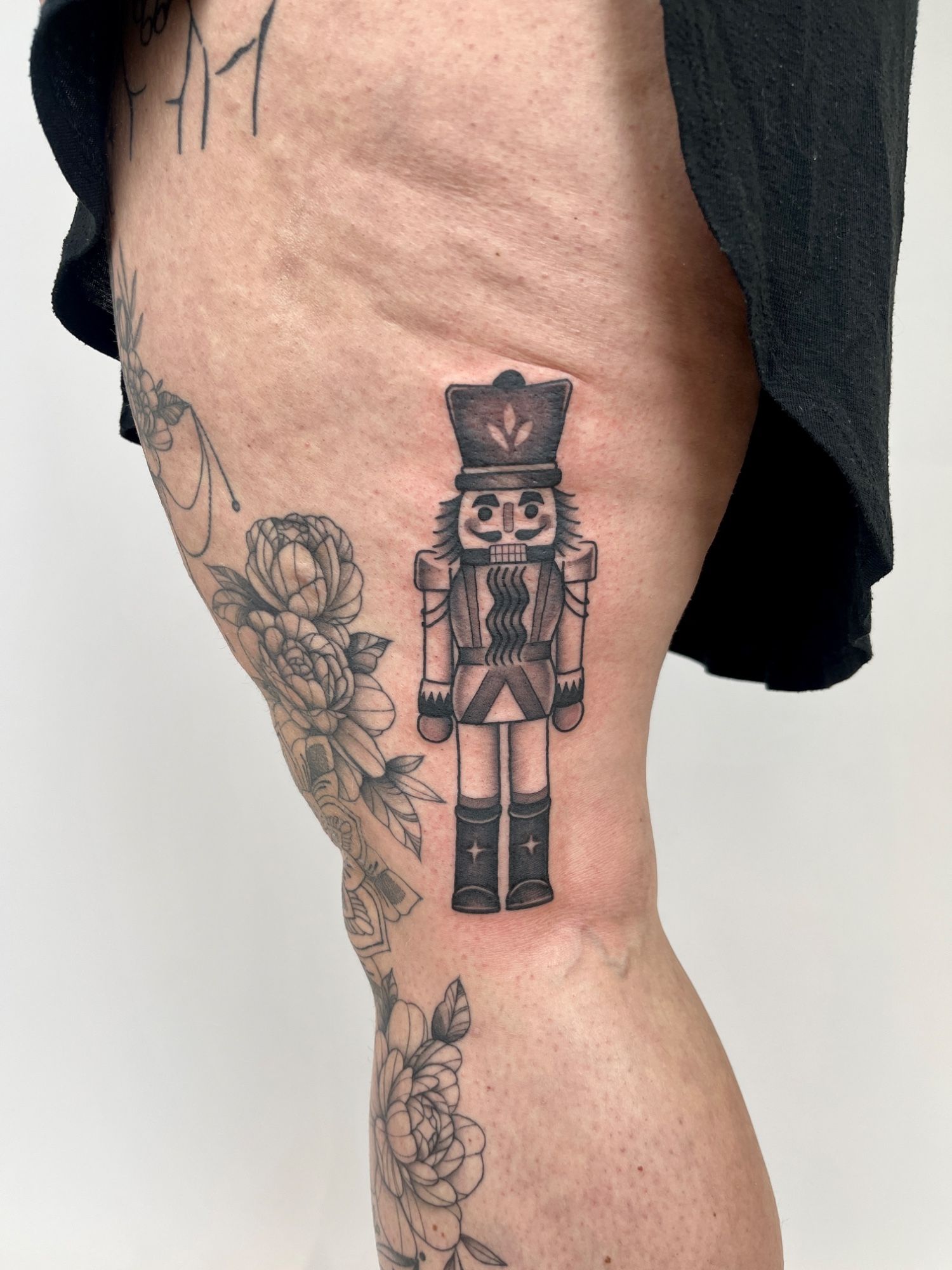 Nussknacker im Oldschool, Traditional Style auf Oberschenkel von susigrck in Leipzig