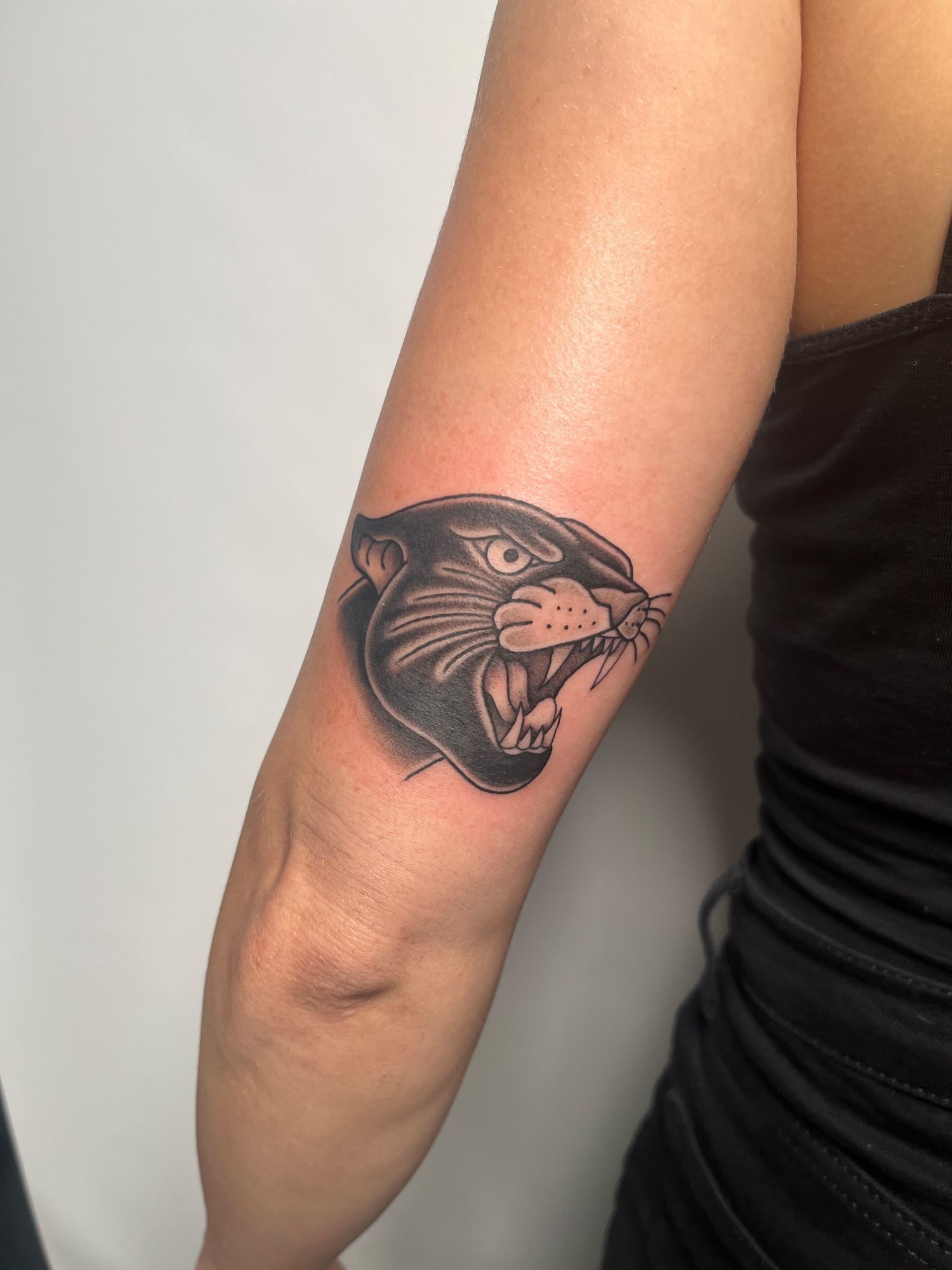 Panther im Oldschool, Traditional Style auf Oberarm von susigrck in Leipzig