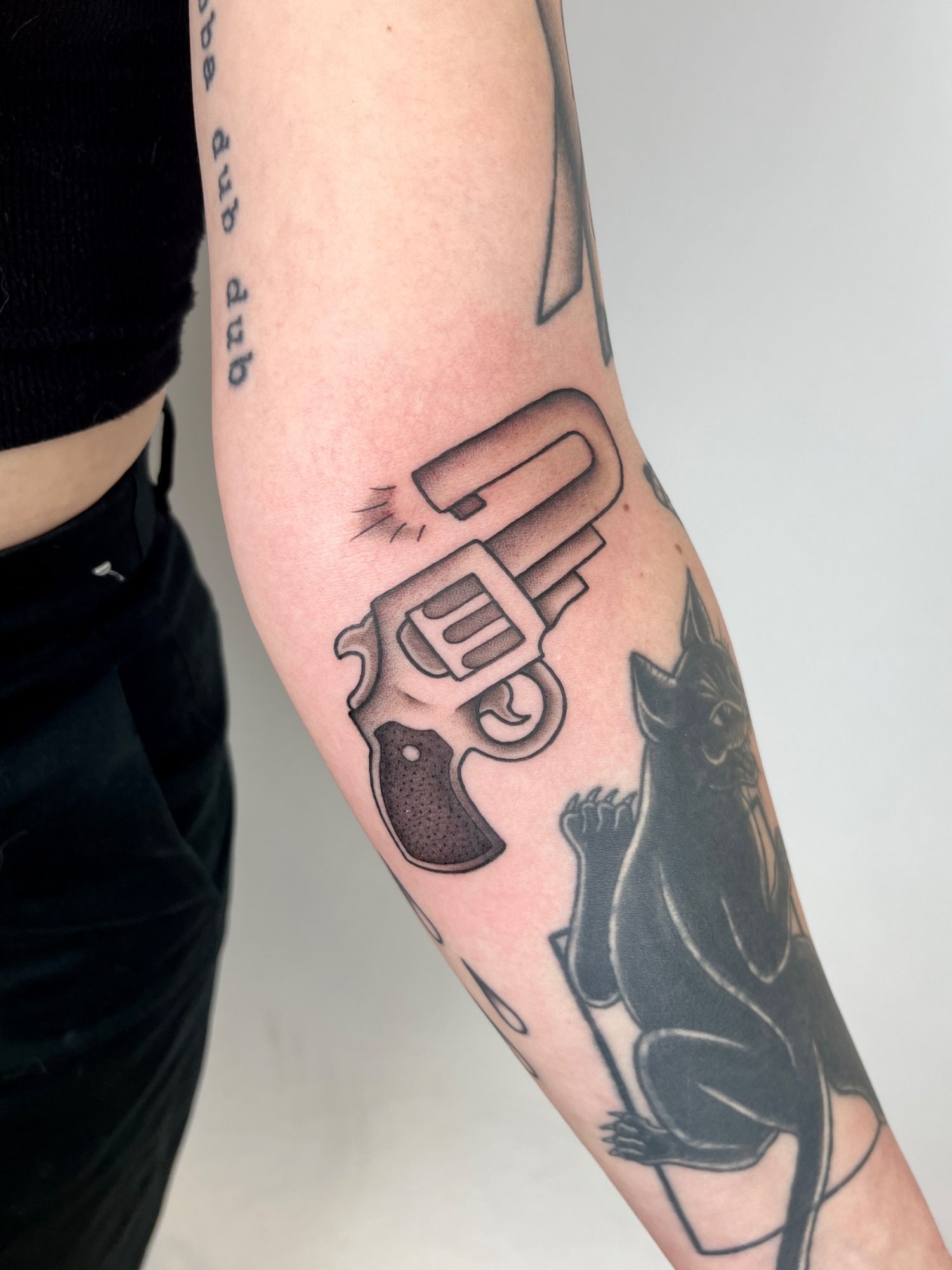 Pistole Waffe im Oldschool, Traditional Style auf Unterarm von susigrck in Leipzig