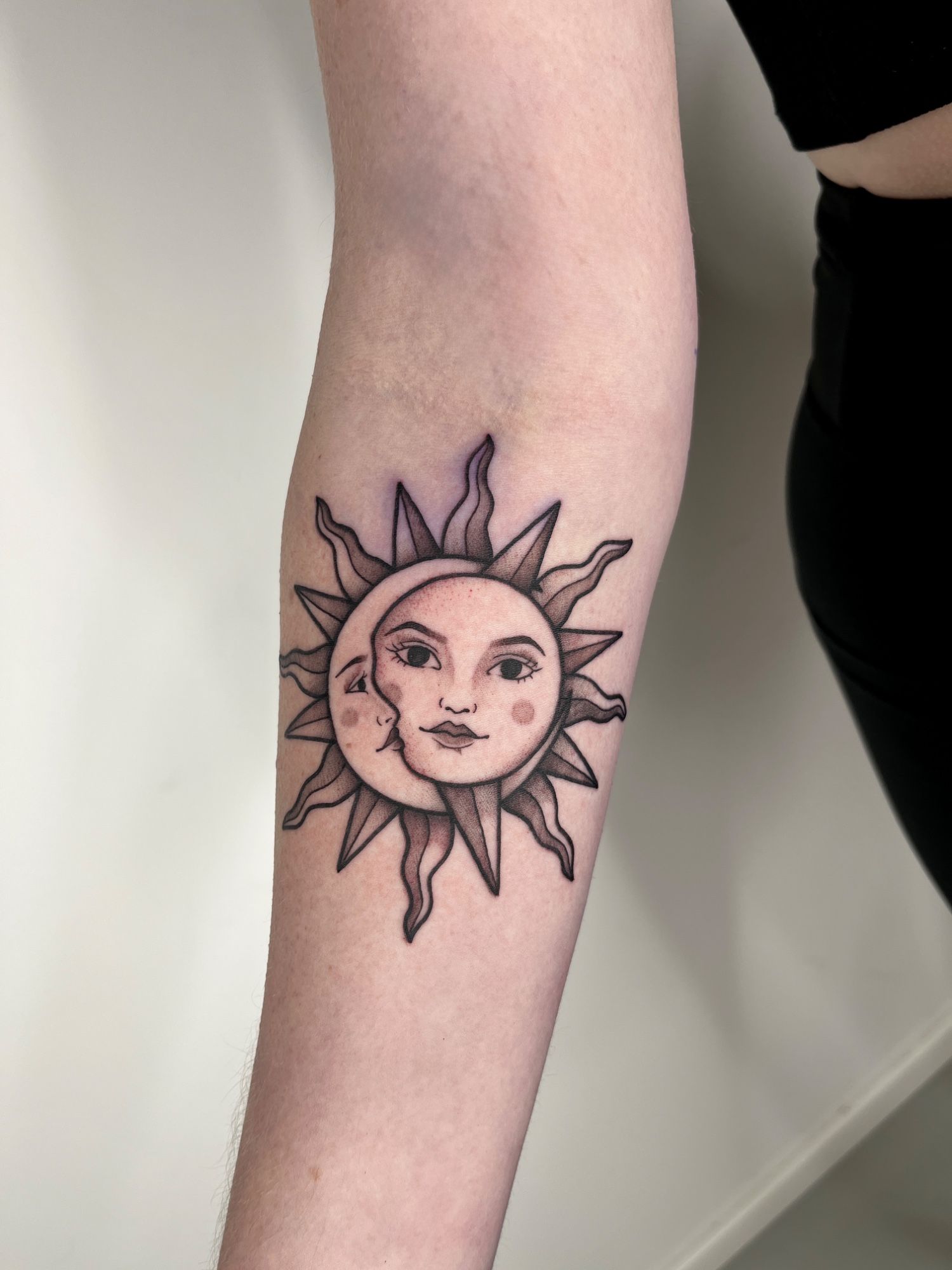 Sonne und Mond Arm im Oldschool, Traditional Style auf Unterarm von susigrck in Leipzig
