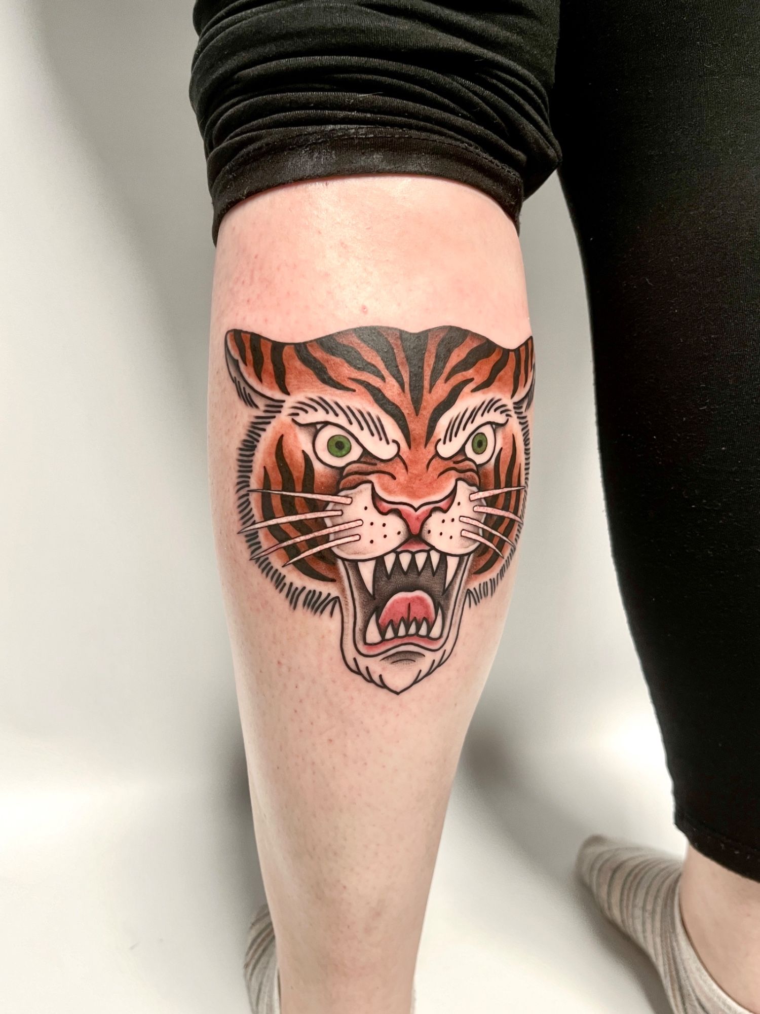 Tiger im Oldschool, Traditional Style auf Wade von susigrck in Leipzig