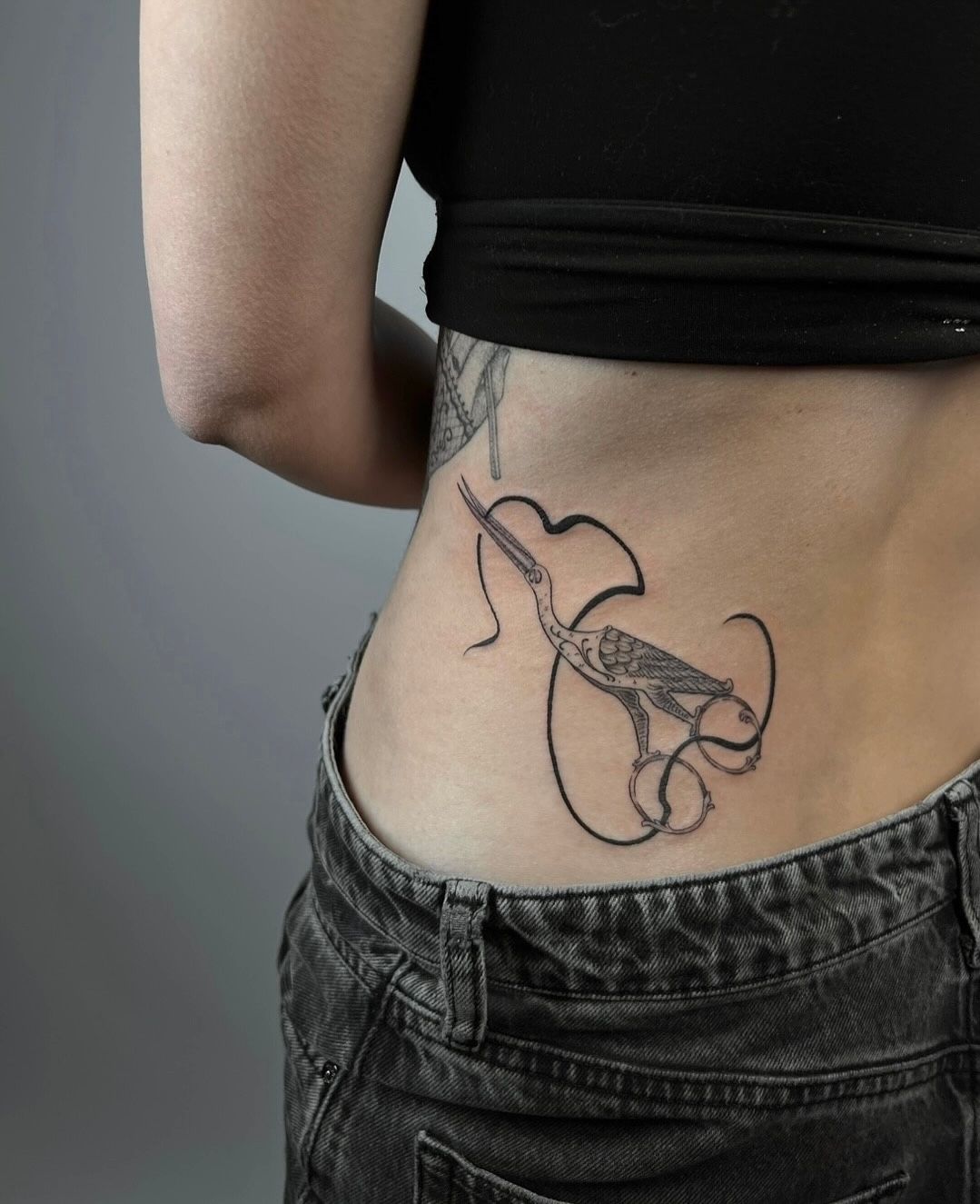 Abstrakte Schere auf dem unteren Rücken im Blackwork Style von Morwen in 49074