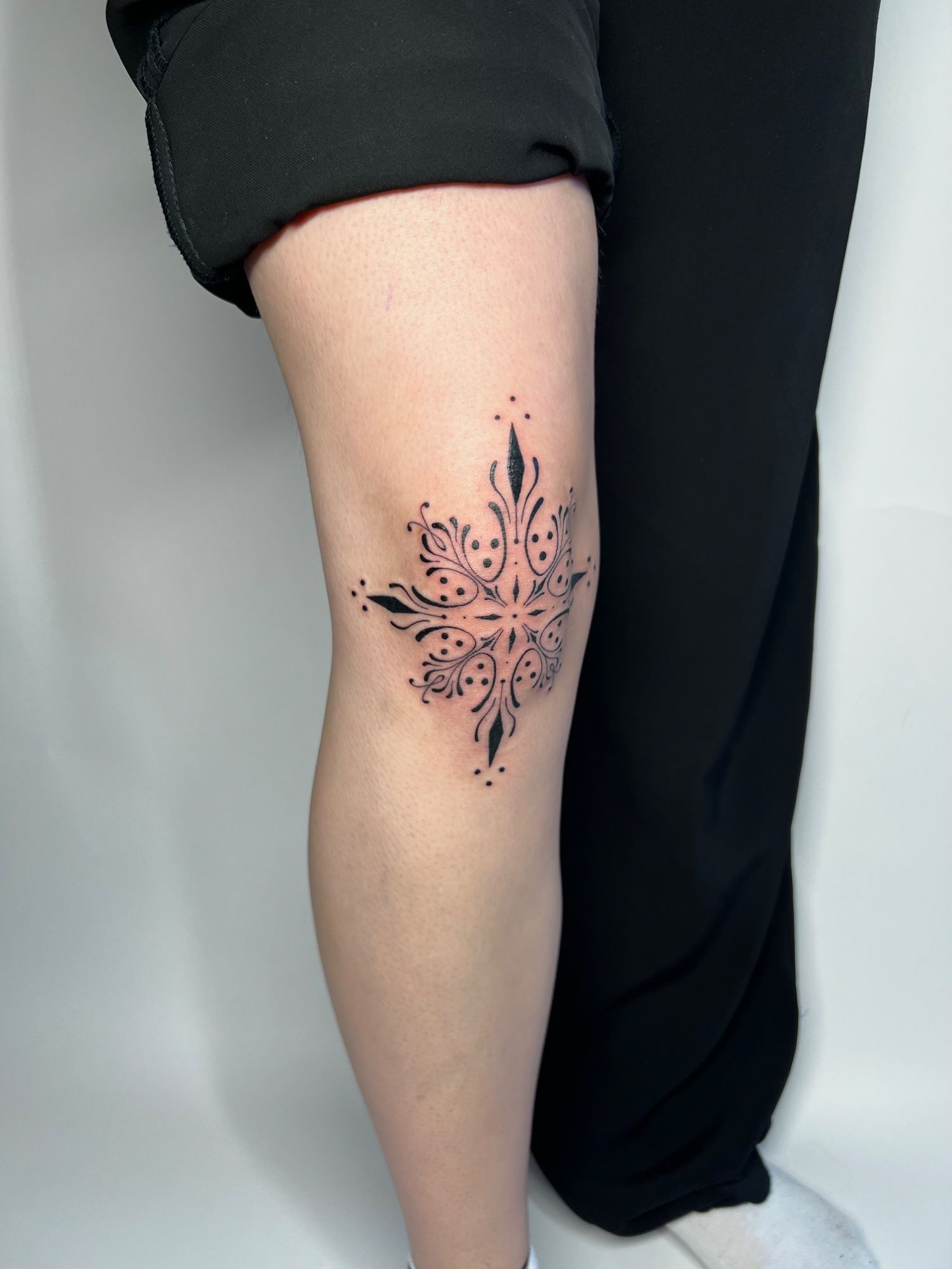 Knie Ornament im Blackwork Style auf / Kniekehle von Morwen in 49074