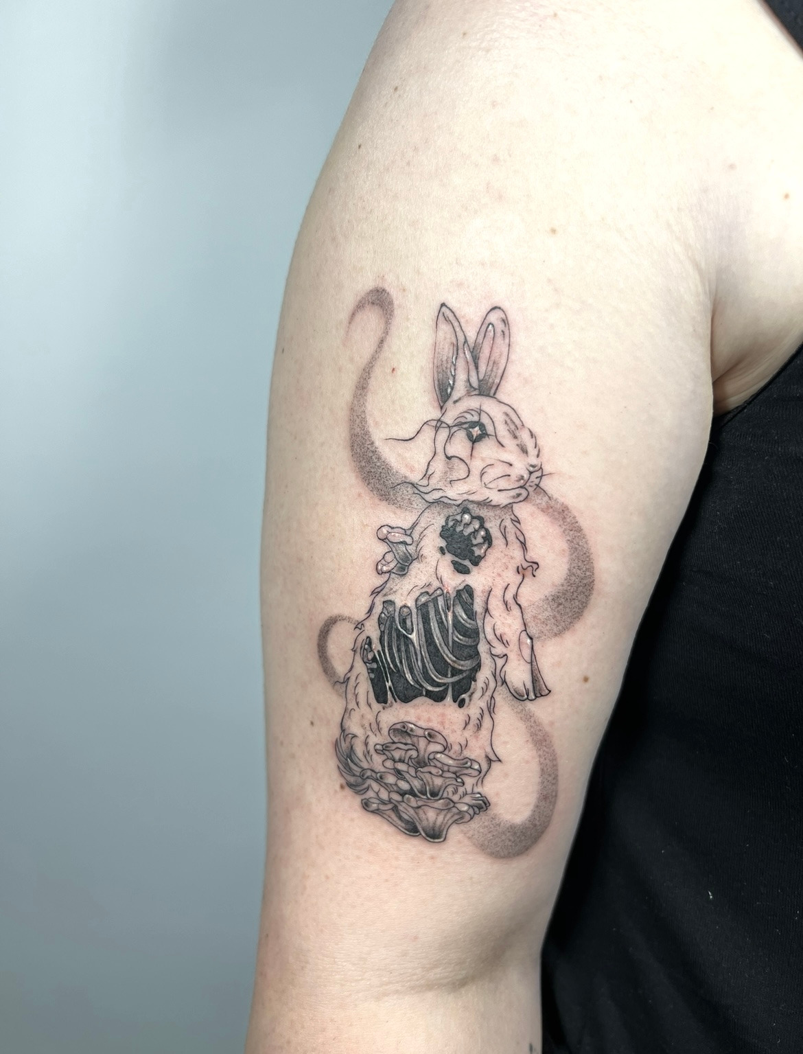 morbides Kaninchen auf dem Oberarm im Blackwork Style von Morwen in 49074